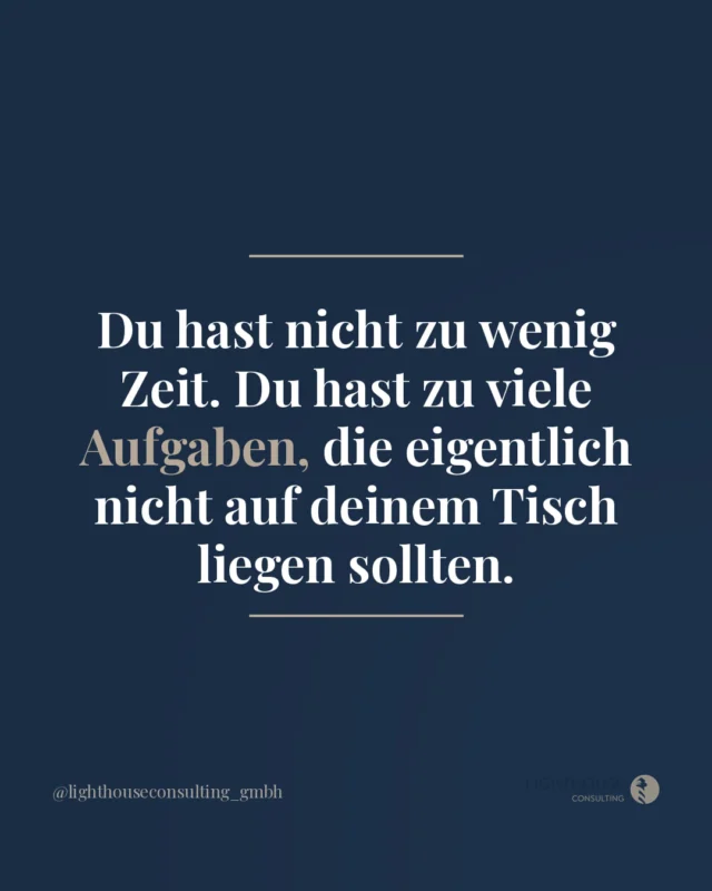 Viele kennen das Gefühl, am Ende eines langen Tages erschöpft zu sein, obwohl sie das Gefühl haben, nicht wirklich vorangekommen zu sein. Der Tag war voll. Die Liste auch. Und trotzdem fragt man sich abends, warum so wenig von dem erledigt ist, was wirklich zählt.

Das liegt selten an zu wenig Disziplin oder zu wenig Einsatz. Es liegt daran, dass sich über die Zeit Aufgaben angesammelt haben, die eigentlich nicht auf dem eigenen Tisch landen sollten. Kleine Entscheidungen, die das Team hätte treffen können. Dinge, die hätten delegiert werden können, aber irgendwie doch wieder bei dir gelandet sind.

Veränderung beginnt nicht mit einem neuen Zeitplan. Sie beginnt mit der ehrlichen Frage, welche Aufgaben wirklich zu dir gehören und welche du längst hätten loslassen können.

Welche Aufgabe auf deiner Liste gehört eigentlich gar nicht dir?