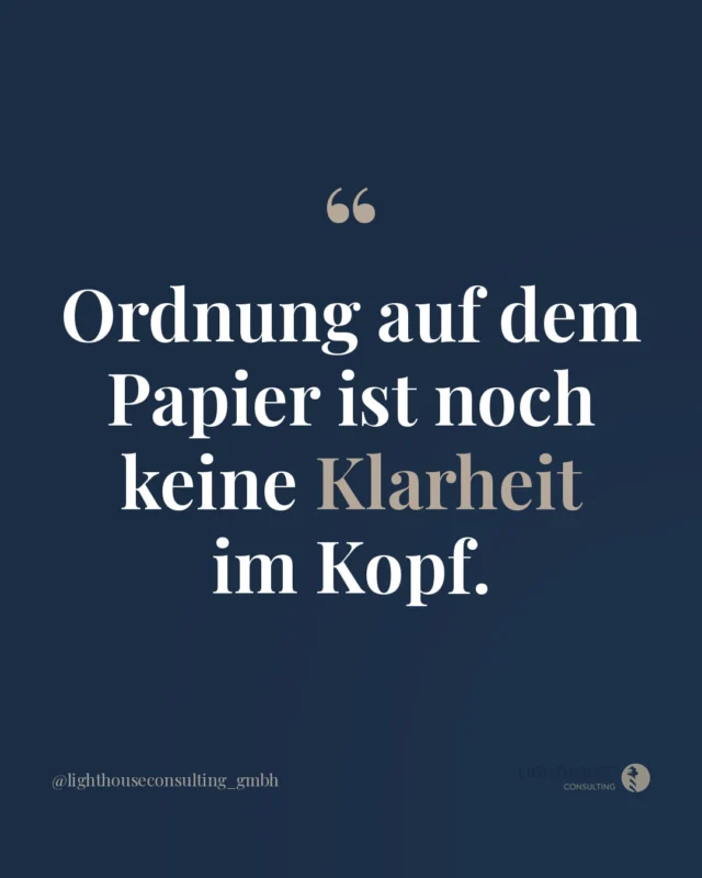 Manchmal läuft der Praxisalltag und trotzdem fühlt sich irgendetwas schief an. Nicht laut, nicht dramatisch.

Einfach dieses leise Gefühl, dass Dinge irgendwo zwischen den Zeilen verloren gehen.

Was aufgeschrieben ist, kann man loslassen. Was im Kopf bleibt, kostet Energie, die anderswo gebraucht wird.

Dokumentation ist deshalb kein bürokratischer Akt. Sie ist ein Weg, Verantwortung dorthin zu legen, wo sie hingehört, nämlich in die Struktur.

Wo in deiner Praxis trägst du gerade noch Dinge mit dir, die eigentlich schon längst irgendwo stehen sollten?

#zahnarztpraxis #praxisorganisation #praxisfuehrung
