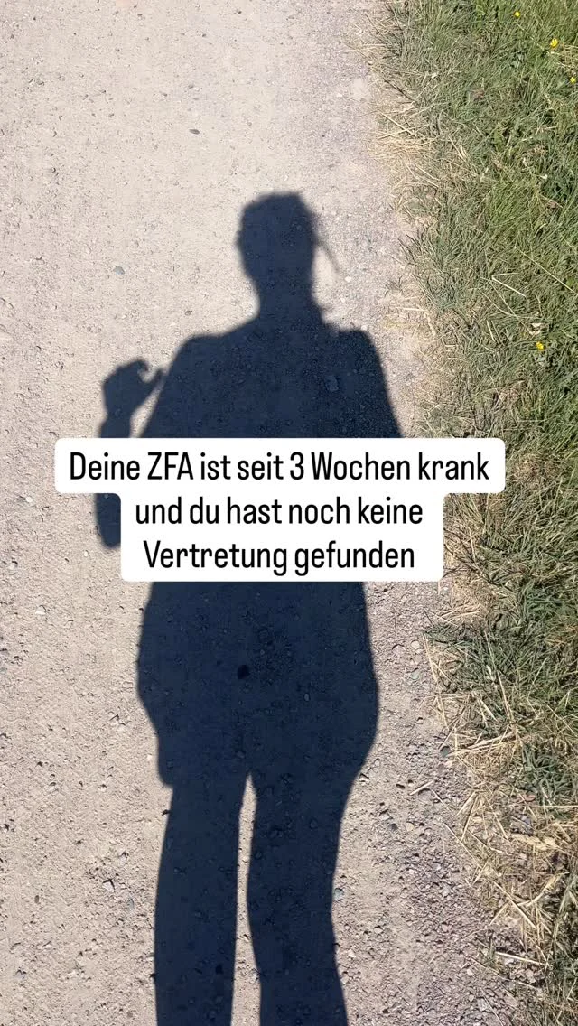3 Wochen. Keine Vertretung.
 
Weißt du was das bedeutet?
 
Es bedeutet dass du jeden Morgen aufwachst und dir dieselbe Frage stellst: wie rette ich heute den Tag?
 
Es bedeutet, dass dein verbleibendes Team jeden Tag mehr trägt als es sollte. Bis auch dort die ersten Risse kommen.
 
Es bedeutet dass Patienten warten. Termine verschoben werden. Vertrauen langsam erodiert.
 
Und es bedeutet, dass du als Inhaberin wieder der letzte Puffer bist. Zwischen dem was sein sollte und dem was gerade ist.
 
Der Fachkräftemangel ist keine Zahl in einer Statistik.
 
Er ist dein Montagmorgen. Dein Mittwochnachmittag. Dein Freitagabend.
 
Und er verdient mehr als eine politische Debatte, er verdient echte Lösungen.
 
Was machst du gerade in solchen Situationen? Schreib es mir. 👇