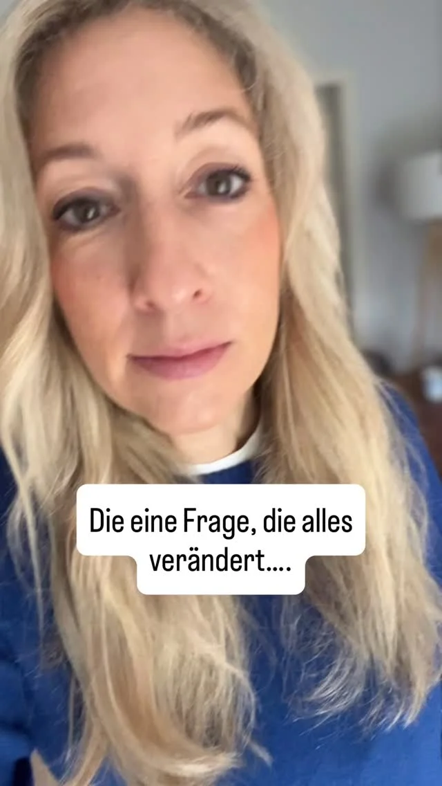 Wir sind sehr gut darin zu sehen was andere falsch machen.

Die Kollegin die immer zu spät kommt. Der Mitarbeiter der nicht mitzieht. Die Chefin die nicht wertschätzt. Das Team das nicht funktioniert.

Und wir sind sehr schlecht darin zu sehen was wir selbst täglich zur Situation beitragen.

Ich stelle in solchen Momenten eine Frage die keiner gerne hört.

Wenn sich ab morgen jeder so verhält wie du, was würde sich verändern?

Würde die Stimmung besser werden?
Würde die Kommunikation offener werden?
Würde das Team enger zusammenwachsen?

Oder würde alles genau so bleiben wie es ist?

Die meisten die sich über andere beschweren wären überrascht wie viel sie selbst zur Situation beitragen.

Gutes Teamklima entsteht durch hundert kleine Entscheidungen täglich.

Jeder trifft sie jeden Tag!