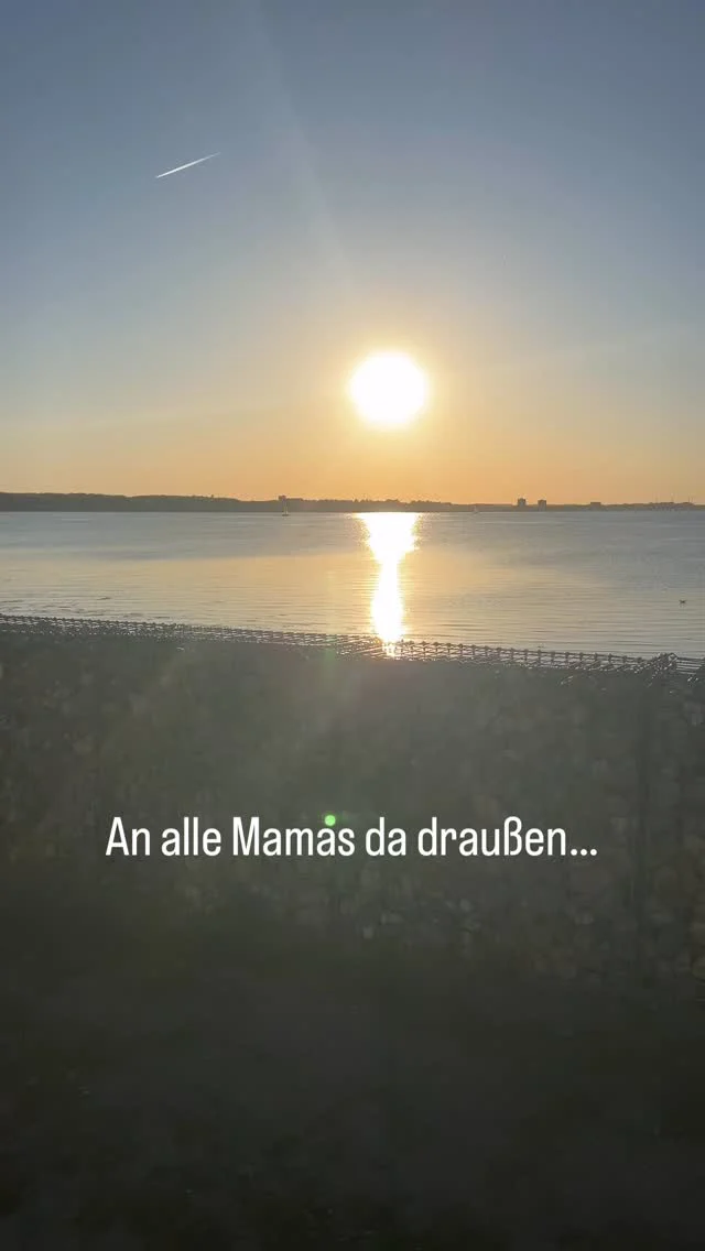 An alle Mamas da draußen:
Ihr seid oft die Ersten, die aufstehen.
Die Letzten, die schlafen gehen.
Diejenigen, die funktionieren, obwohl sie müde sind.
Die zuhören, organisieren, trösten, motivieren und lieben.

Und trotzdem habt ihr manchmal das Gefühl, nicht genug zu sein.

Aber genau das seid ihr. Mehr als genug.

Denn Kinder erinnern sich später nicht daran, ob alles perfekt war.
Sie erinnern sich an eure Umarmungen, an eure Geduld und an euer Lachen.
An das Gefühl, geliebt worden zu sein. 🤍

Der Tag heute ist für all die starken, liebevollen, chaotischen, emotionalen, geduldigen und manchmal erschöpften Mamas.
Für die Frauen, die jeden Tag so viel geben, ohne dafür Applaus zu erwarten.

Alles Liebe zum Muttertag. 🌷