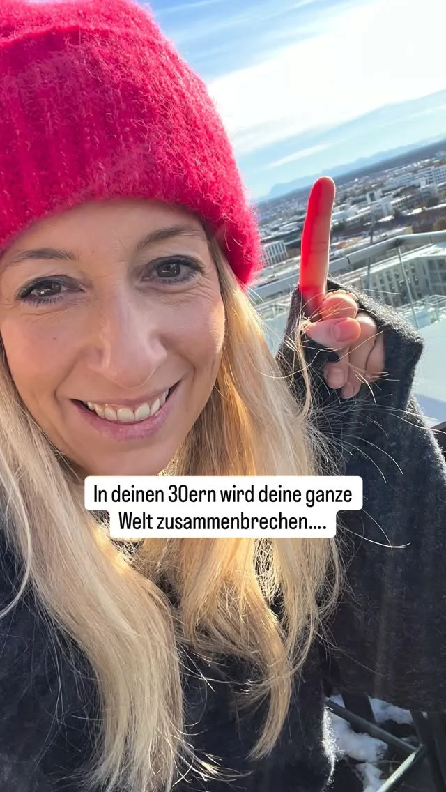 Ich hatte nie erwartet, dass ein einziger Moment alles auf den Kopf stellt.

Und auch wenn man funktioniert, stark wirkt, weiter macht…zerbricht man innerlich.

Nicht, weil man schwach ist, sondern weil man feststellt, dass das Leben so wie man es vorher gelebt hat jetzt vorbei ist.

Meine 30er waren nicht das, was ich mir vorgestellt hatte.
Sie waren laut, chaotisch, schmerzhaft und ehrlich.
Und sie haben mich verändert.
Sie haben mir gezeigt, wie stark man wird,
wenn man keine andere Wahl hat.

Ich habe gelernt, Verantwortung zu tragen,
obwohl ich selbst kaum Kraft hatte.
Ich habe gelernt, neu aufzubauen,
ohne zu wissen, wie viele Teile fehlen.
Und ich habe gelernt, dass man manchmal erst in der größten Erschütterung erkennt,
wie viel Stärke in einem steckt.

Wenn bei dir etwas zusammenbricht, dann erinnere dich daran, dass das Leben dich formt - für eine Version von dir, die größer, stärker und klarer ist als alles davor.

🤍 Stephie
