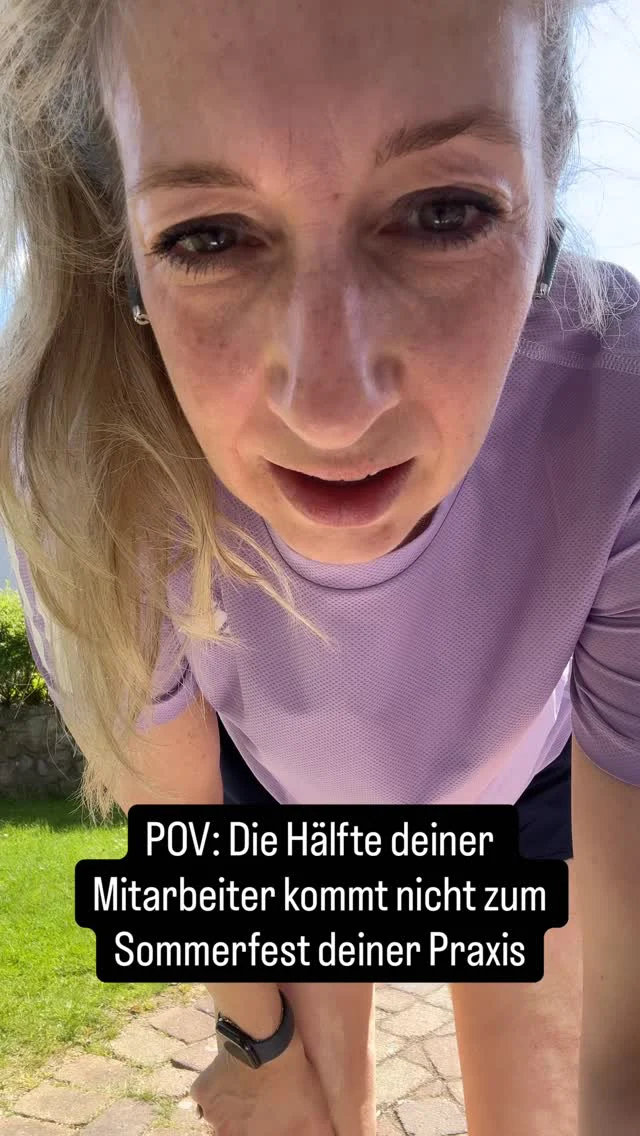 Wir hören immer wieder von Praxisinhaberinnen und Praxisinhabern, dass viele Mitarbeiter bei Praxisevents nicht dabei sein wollen und absagen.

Das ist frustrierend, vor allem für diejenigen die viel Zeit in die Organisation und die Planung dieses Tages stecken.

Am Ende muss man sich aber ehrlich hinterfragen, was der Grund dafür ist, wenn viele Mitarbeiter nicht zu einem Praxisevent kommen. 

Aus unserer Sicht ist ein solcher Tag eine tolle Gelegenheit in lockerer Atmosphäre außerhalb des stressigen Alltags zusammenzukommen, sich besser kennenzulernen und eine gute Zeit zu haben, um als Team zusammenzuwachsen. Voraussetzung hierfür ist aber ein Arbeitsumfeld, in dem sich deine Mitarbeiter und Mitarbeiterinnen das ganze Jahr wohlfühlen. 

Was nicht funktioniert: Dem Team ggü. das ganze Jahr keine Wertschätzung zeigen und hoffen, dass man mit diesem einen Tag alles „retten“ kann. Kein Mitarbeiter wird sich unter diesen Umständen den Tag lieber Zeit für seine Kollegen/Chefs nehmen, als mit seiner Familie.

Folge uns für mehr Tipps zum Thema Mitarbeiterzufriedenheit ✅
