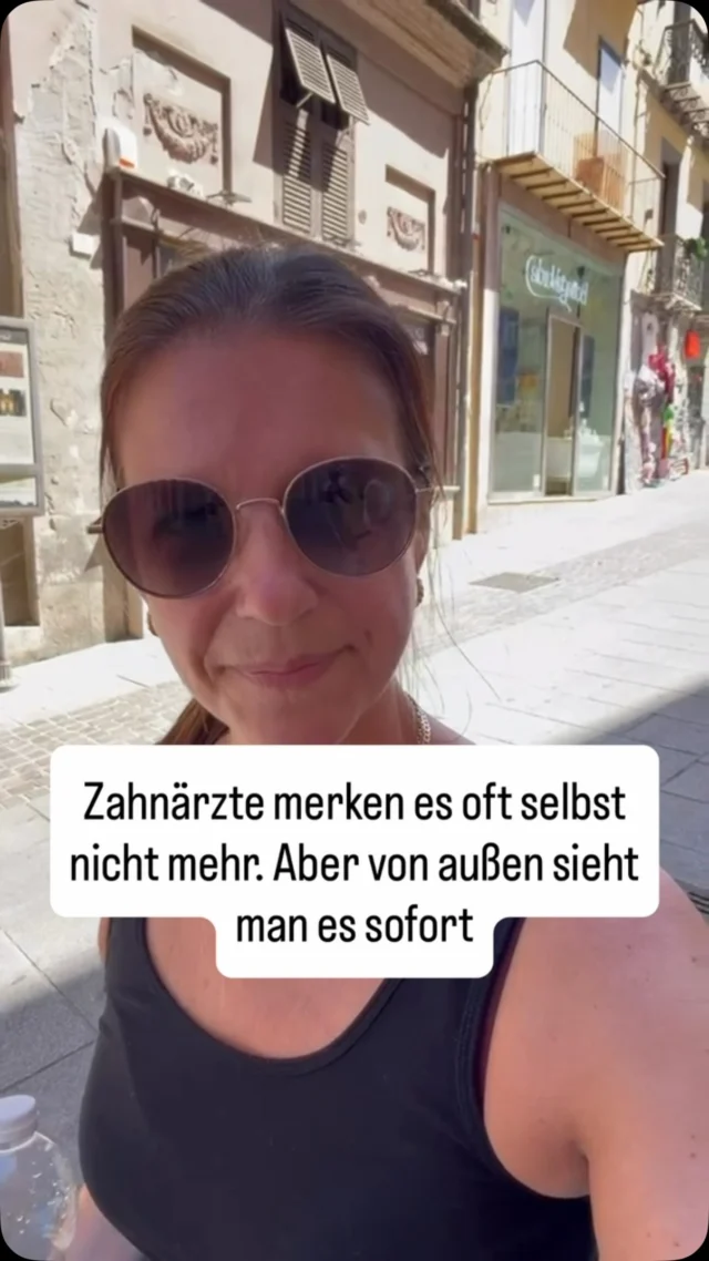 Wenn ich in eine Praxis komme, die ich noch nicht kenne, sehe ich innerhalb der ersten Stunde meistens die gleichen vier Muster:

1️⃣ Chaotische Strukturen
Jeder macht es “irgendwie”, aber niemand macht es gleich. Es gibt keine klaren Abläufe nur eingespielte Gewohnheiten.

2️⃣ Ein Terminbuch ohne System
Voll heißt nicht organisiert. Oft wird nach Gefühl statt nach Struktur geplant und genau das kostet Zeit, Nerven und am Ende Geld.

3️⃣ Fehlende Dokumentation
Wissen steckt in den Köpfen einzelner Mitarbeiter statt im System. Fällt jemand aus, fällt das Wissen mit aus.

4️⃣ Honorarverlust, der niemandem auffällt
Nicht, weil zu wenig gearbeitet wird sondern weil Strukturen wertvolle Zeit und Leistungen “verschlucken”.

das Team von innen sieht das oft nicht mehr man ist mittendrin. Von außen sieht man es sofort. Und genau deshalb lohnt sich manchmal ein neuer Blick.

Erkennst du eines dieser 4 Muster in deiner Praxis? Schreib’s mir in die Kommentare oder schick mir eine DM