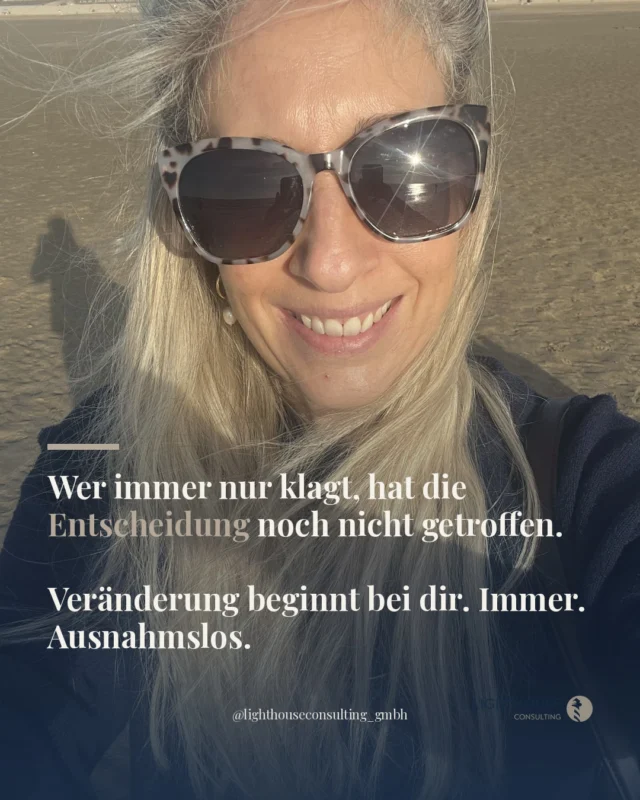Wir sehen das täglich. Praxen, in denen das Thema Personal, Abrechnung oder Teamstimmung seit Monaten auf dem Tisch liegt.

Immer wieder besprochen, immer wieder beklagt, und dann doch wieder vertagt.

Das Gespräch darüber ist nicht das Problem. Das Klagen ist oft sogar berechtigt.

Aber Klagen verändert die Situation nicht. Entscheidungen tun das.

Und das ist der Unterschied, den wir so selten benennen: Wer immer wieder über dieselbe Situation redet, ohne eine echte Entscheidung zu treffen, wählt den Status quo. Nicht aus Bequemlichkeit, sondern oft, weil die Entscheidung unbequem ist.

Weil sie etwas kostet.

Deine Praxis wartet nicht. Dein Team wartet nicht.

Und du weißt das eigentlich schon.

Welche Entscheidung liegt bei dir gerade schon zu lange auf dem Tisch?