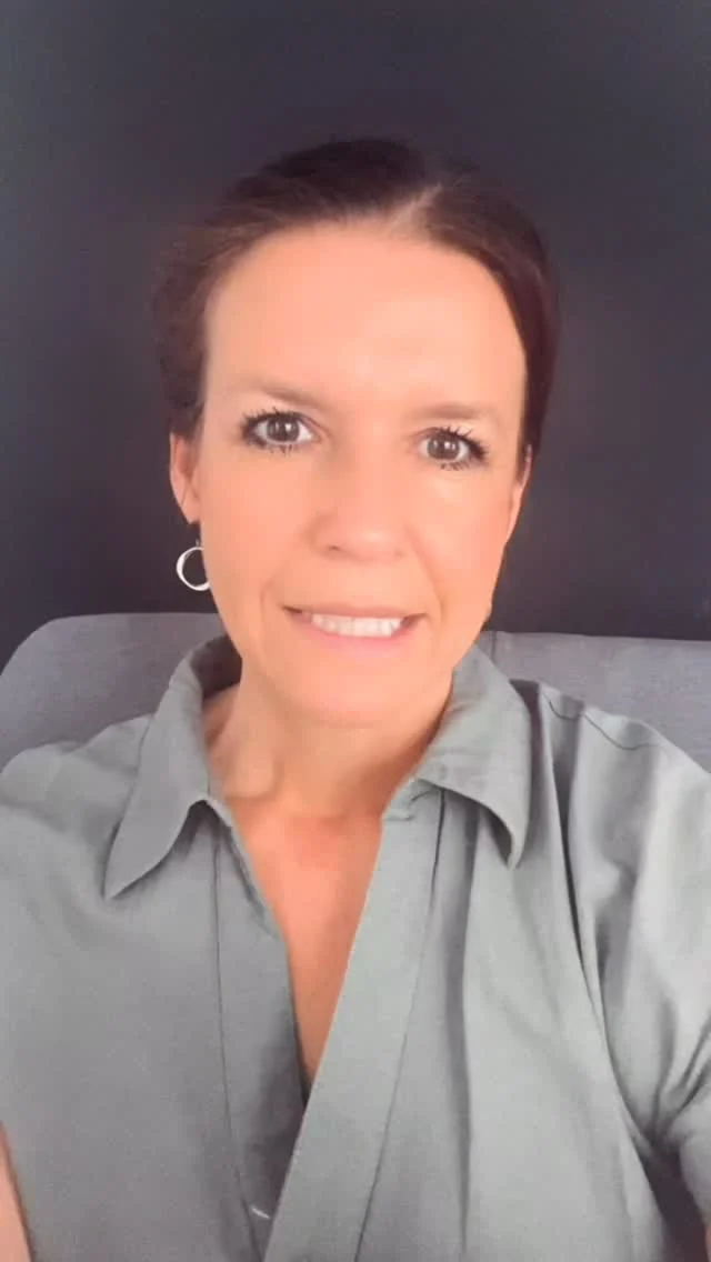 Chaos in der Praxis, wenn jemand krank ist? Das muss nicht so sein. 🚨

Wir sehen es immer wieder:
Eine Mitarbeiterin fällt aus und plötzlich weiß niemand mehr, wo die Unterlagen sind. Die Zugangsdaten fehlen. Die Vertreterin ist nervös. Das Team ist im Stress.

Dabei ist die Ursache ganz klar: kein funktionierender Stellvertreter.
Also was musst du tun.

✅ Stellvertreter aktiv einbinden nicht nur benennen, sondern regelmäßig gemeinsam arbeiten
✅ Dokumentation, die wirklich aktuell ist Ablageorte, Zugangsdaten, laufende Aufgaben
✅ Checklisten für Schlüsselaufgaben damit jeder sofort weiß, was zu tun ist
✅ Einmal im Monat die Aufgabe eigenständig von der Vertretung übernehmen lassen

Das Chaos ist kein Persönlichkeitsproblem.
Es ist ein Strukturproblem. Und Strukturprobleme kann man lösen. 💪

#problemlösung #zahnmedizin #krank