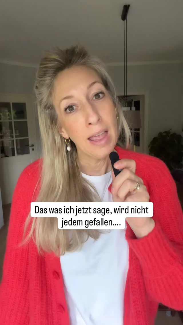 Unser Reel zum Thema Sommerfest hat viele getriggert.

Aber die Kommentare haben uns etwas gezeigt das uns wirklich beschäftigt.

Wie viele Menschen die Verantwortung für ihr eigenes Wohlbefinden komplett nach außen abgeben.

Die Chefin ist schuld. Die Praxis ist schuld. Das System ist schuld.

Und wir verstehen das. Wirklich. Weil es so viel einfacher ist.

Aber hier ist die unbequeme Wahrheit:

Eine negative Grundhaltung zieht mit dir um. In jeden Job. Zu jeder Chefin. In jede neue Praxis.

Solange du die Verantwortung für dein Leben bei anderen suchst, wirst du sie nie bei dir finden.

Das bedeutet nicht, dass alles perfekt ist, wo du gerade bist. Das bedeutet nicht, dass Führungsfehler keine Rolle spielen.

Es bedeutet nur das eine:

Du bist der einzige Mensch, der dein Leben wirklich verändern kann.

Und das ist die stärkste Erkenntnis, die du haben kannst.