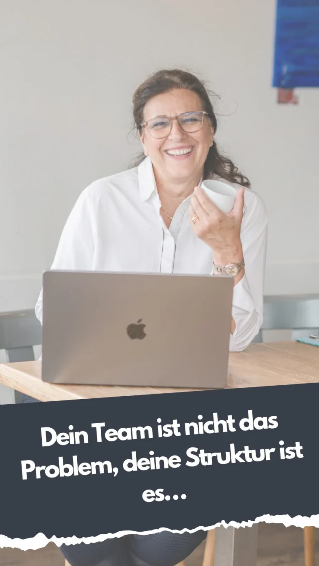 Eigentlich läuft alles, See  wenn ich ehrlich bin:
Ich weiß gar nicht genau, wer bei uns wofür zuständig ist.

Alle machen irgendwas, alle sind beschäftig, alle geben ihr bestes,
aber manchmal doppelt, manchmal gar nicht.

Und genau da liegt das Problem:
Nicht im Team. Sondern in fehlender Klarheit.

Denn ohne klare Zuständigkeiten entsteht Chaos im Hintergrund auch wenn es nach außen funktioniert.

Struktur heißt nicht Kontrolle.
Struktur heißt Entlastung.

Für dich. Und für dein gesamtes Team.

Also die Frage ist nicht:
Läuft es irgendwie?
Sondern:
Ist wirklich klar, wer wofür verantwortlich ist?#zahnarzt #zahnärztin #struktur 

Wie ist das bei euch?“