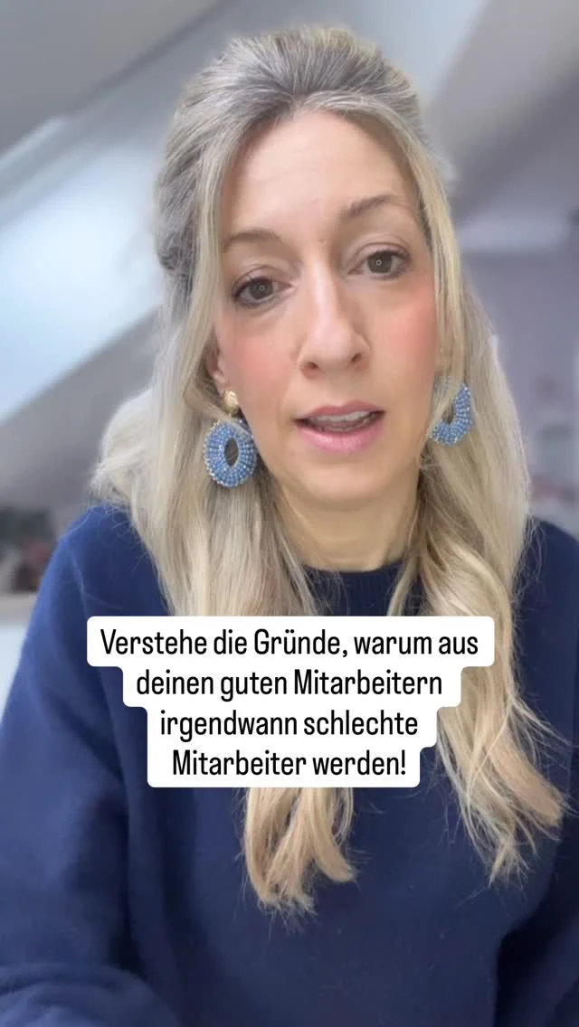 Wenn du als Praxisinhaberin oder Praxisinhaber nicht aufpasst, werden aus deinen guten Mitarbeitern irgendwann schlechte Mitarbeiter.

Gute Mitarbeiter wollen Verantwortung übernehmen und Entscheidungen treffen. Wenn du ihnen all das nimmst, weil du alles selber machen möchtest (weil nur du ganz genau weißt, wie es funktioniert 😉) nimmst du ihnen die Motivation und sie werden irgendwann zu schlechten Mitarbeitern, die gar nicht mehr mitdenken oder sie verlassen deine Praxis.

Folg uns gerne für mehr Content zum Thema Führung in Zahnarztpraxen.