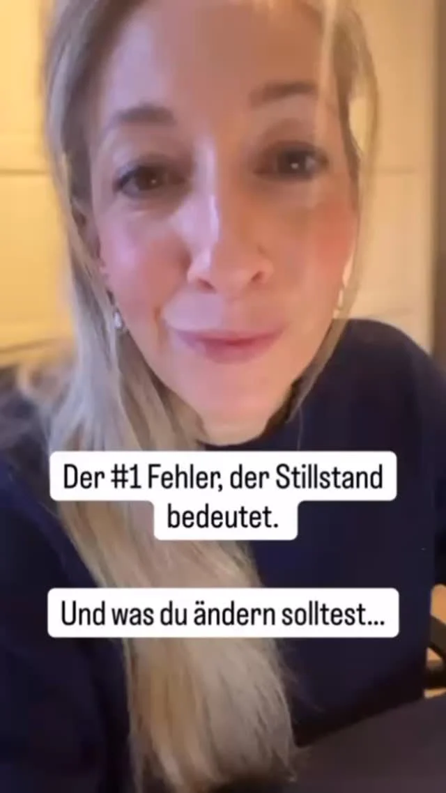 Ich bin ehrlich, mich macht das ewige Meckern so müde!

Überall treffe ich auf Mitarbeiter, die sich ständig beschweren. Über Kollegen und über Führungskräfte. Die die Schuld für ihre Probleme immer bei anderen suchen. Aber überall treffe ich auch auf Mitarbeiter, die nie den Mut haben, das auszusprechen, was sie wirklich stört. Die nie Feedback geben und die nie Kritik äußern.

Aber: Wenn du nichts sagst, kann sich nichts verändern!!!

Ja, ich weiß, Feedback und Kritik sind unbequem. Aber ich kenne viele Führungskräfte, die sich über Feedback Ihrer Mitarbeiter freuen würden.
Schweigen hält doch genau die Situationen am Leben,
über die du dich beschwerst.

Die Verantwortung für dein Leben und deine Umgebung liegt bei dir!
Also nutze deine Stimme und ändere etwas an dem Zustand.

Wen von euch macht dieses Meckern ebenfalls müde? Lass uns gerne mal einen Kommentar da.

Stephie