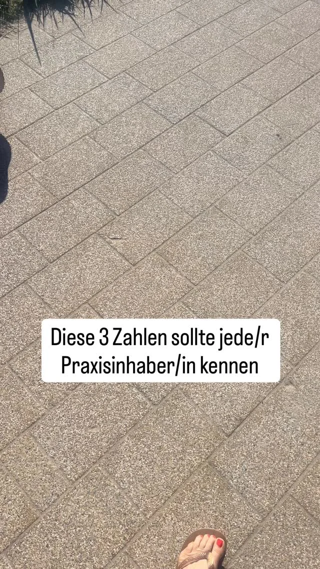 1️⃣ Dein Ausfallhonorar

Wie viel Geld verlierst du täglich durch nicht erschienene Patienten und kurzfristige Absagen? Wenn du das nicht weißt, weißt du nicht wo deine Praxis blutet.

2️⃣ Deine Personalkosten im Verhältnis zum Umsatz.

Die Faustregel: Personalkosten sollten nicht mehr als 40 bis 45 Prozent deines Umsatzes ausmachen. Liegt du drüber, hast du ein strukturelles Problem das kein voller Kalender löst.

3️⃣ Dein Stundenwert

Was verdienst du wirklich pro Behandlungsstunde, nach allen Kosten? Nicht was du abrechnest. Was wirklich bei dir ankommt.

Diese drei Zahlen. Täglich.

Nicht einmal im Monat beim Steuerberater. Täglich.

Wer seine Zahlen kennt, führt seine Praxis. Wer sie nicht kennt, wird von ihr geführt.

Speicher dir das. Und schreib mir in die Kommentare, welche dieser drei Zahlen kennst du gerade nicht?