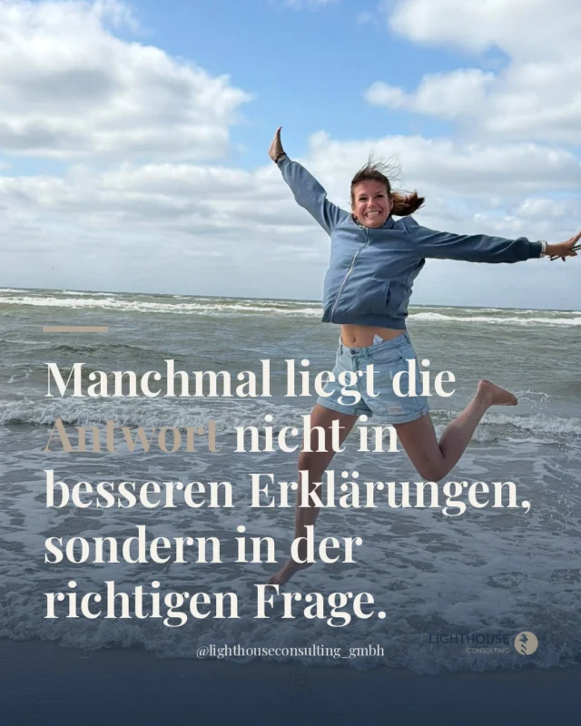Das Nein kommt, bevor du fertig erklärt hast. Und in dem Moment weißt du nicht so genau, ob du nochmal ansetzen sollst oder einfach schweigen.

Viele kennen das: Man hat die Leistung gut vorbereitet, das Team hat alles richtig gemacht, und trotzdem dreht sich das Gespräch plötzlich um den Preis. Nicht weil die Patientin böswillig ist. Sondern weil sie gerade nicht versteht, wofür sie zahlt.

Das ist der Moment, in dem das Gespräch entschieden wird. Nicht vorher, nicht nachher. Genau da.

Wer in diesem Moment ruhig bleibt und nachfragt statt zu rechtfertigen, verändert die Dynamik. „Was ist Ihre größte Sorge dabei?“ ist oft der einzige Satz, der gebraucht wird. Kein Druck, kein Verkaufsgespräch. Nur echtes Zuhören.

Was passiert bei dir in dem Moment, wenn ein Patient Nein zur Zuzahlung sagt?