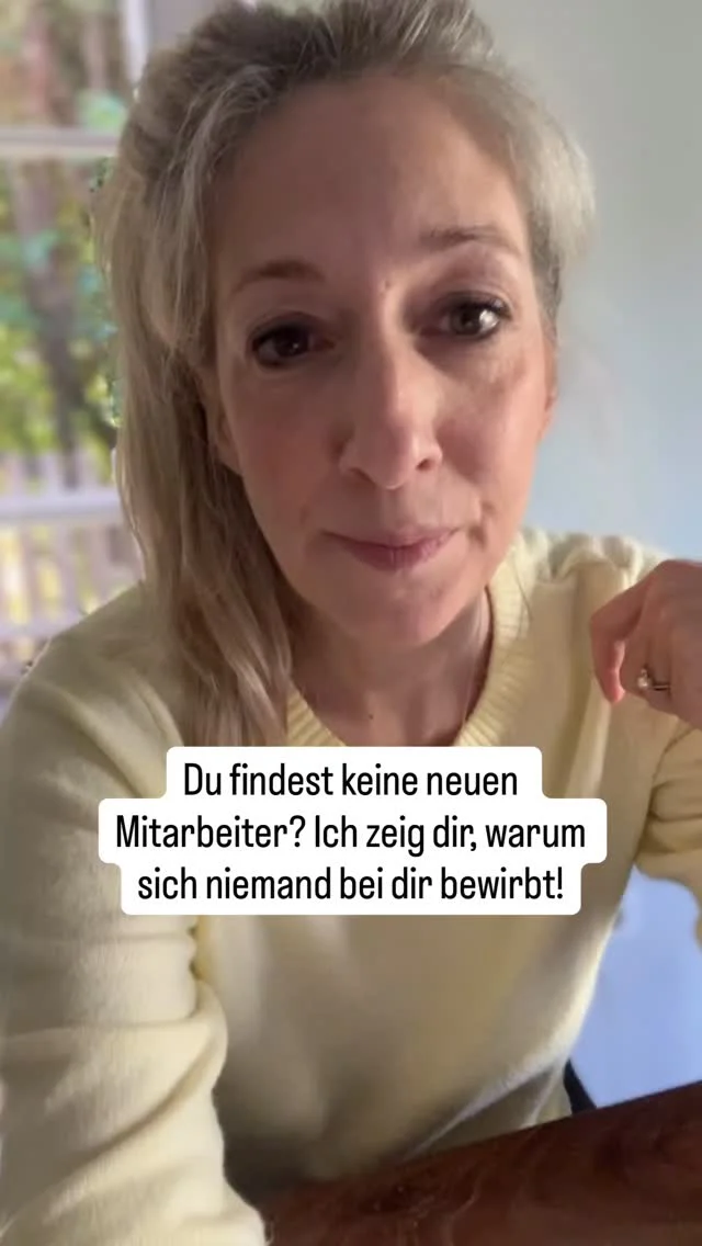 Folge uns unbedingt, wenn du wissen möchtest, wie du deine Praxis sichtbar machst!

Wir haben heutzutage dank Social Media so tolle Möglichkeiten, zu zeigen was uns als Unternehmen ausmacht, wer wir sind und warum man sich bei uns bewerben sollte. Warum nutzt ihr das nicht?

Eure Konkurrenz ist so groß. Warum sollten sich Mitarbeiter bei dir bewerben, wenn sie vorher nichts über deine Praxis wissen? 

Und das Argument: wir haben keine Zeit, zählt nicht! 
Sichtbarkeit ist keine Frage des Wollens mehr. Sie ist eine Frage des Überlebens!

Wer heute nicht sichtbar ist, wir morgen keine Bewerbungen mehr bekommen.

Link zu unserem Onlinekurs „Sichtbar. Für Zahnärzte“ findest du in unserer Bio.
