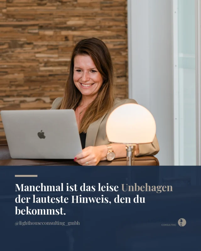 Du rotierst den ganzen Tag, und abends weißt du trotzdem nicht, woran es liegt.

Das Terminbuch ist voll. Das Team ist da.

Und trotzdem sitzt dieses Gefühl jeden Morgen wieder mit am Tisch. Dieses leise, aber hartnäckige „Hier stimmt etwas nicht.“

Viele schieben es auf den Stress. Auf die Saison.

Auf den nächsten Urlaub, nach dem es besser werden soll. Aber das Gefühl kommt wieder.

Morgen früh. Und übermorgen.

Was wir immer wieder sehen: Dieses Gefühl ist kein Zufall und kein Zeichen von Schwäche. Es ist ein Signal.

Und Signale wollen gehört werden, nicht weggearbeitet.

Meistens steckt dahinter kein riesiges Problem, sondern eine Handvoll kleiner Dinge, die nie wirklich angeschaut wurden. Eine Struktur, die nicht mehr passt.

Ein Gespräch, das seit Monaten aussteht. Eine Entscheidung, die wartet.

Veränderung beginnt bei dir. Immer.

Ausnahmslos.

Was glaubst du, was dieses Gefühl bei dir gerade versucht anzuzeigen?