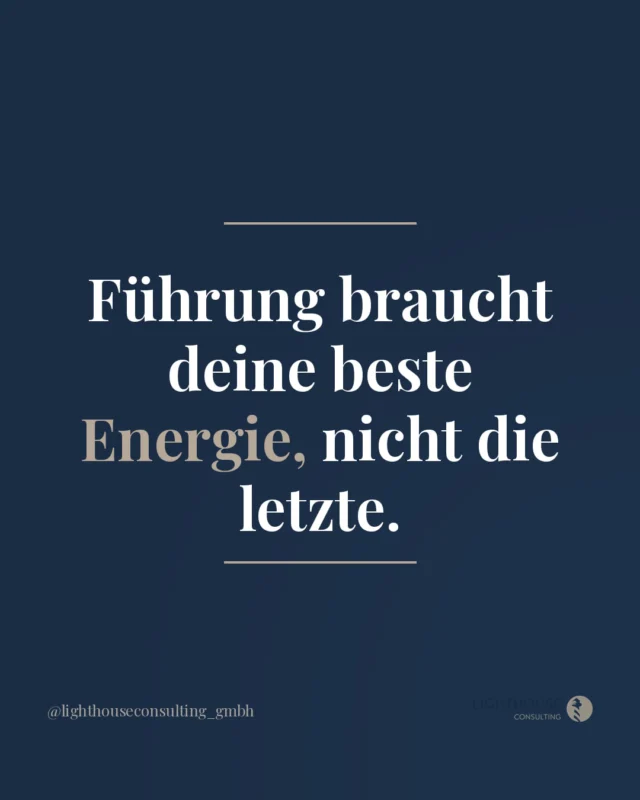 Wir sehen das in so vielen Praxen. Der Tag läuft, die To-dos werden abgearbeitet, Patienten werden behandelt, Probleme werden gelöst.

Und am Ende sitzt du da und merkst, dass du den ganzen Tag für alle da warst. Nur nicht für das, was wirklich deine Aufgabe als Führungskraft ist.

Führung braucht Kopf. Sie braucht Klarheit.

Und beides funktioniert nicht mit dem, was nach acht Stunden Praxisbetrieb noch übrig ist.

So ist Führung in den meisten Praxen strukturell eingebaut: als Lückenfüller, nicht als Priorität.

Wer führt, muss irgendwann aufhören, Führung als den letzten Punkt auf der Tagesliste zu behandeln.

Speicher dir das 💙

#zahnarztpraxis #praxisführung #zahnarztteam