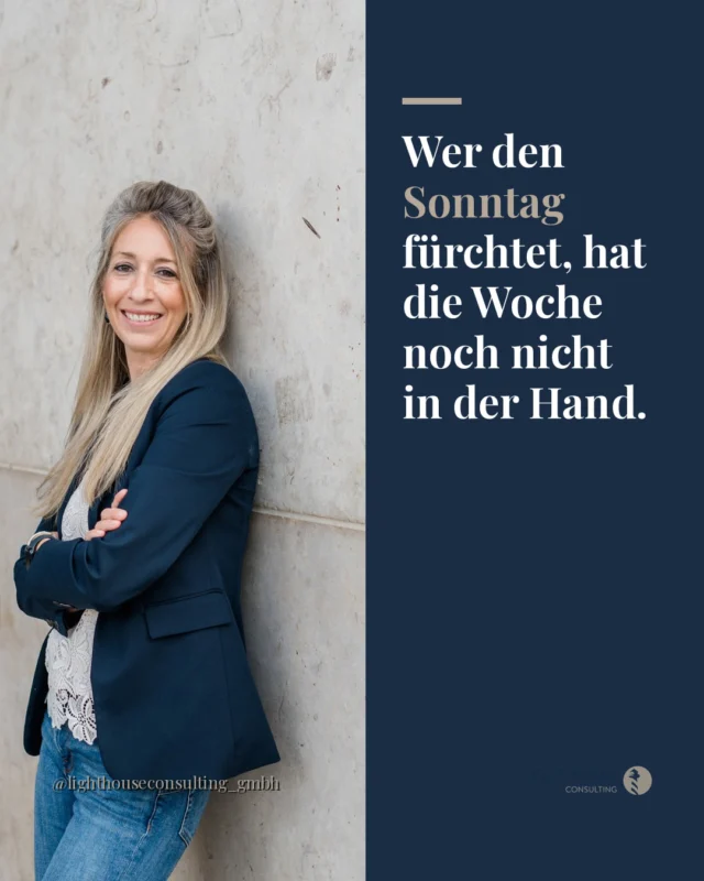 Sonntagabend, und du denkst schon an Montag.

Nicht weil du nicht abschalten kannst. Sondern weil du weißt, was dich erwartet.

Wer wieder fehlt. Welches Gespräch du schon wieder schiebst.

Welche Baustelle noch offen ist.

Dieses Gefühl ist kein Zufall. Es ist ein Signal.

Viele, die eine Praxis führen, kennen genau diesen Moment. Und viele gewöhnen sich so sehr daran, dass sie ihn schon gar nicht mehr hinterfragen.

Dabei sagt er dir etwas Wichtiges: Irgendetwas in deiner Woche braucht eine echte Entscheidung, keine weitere Runde Abwarten.

Veränderung beginnt bei dir. Immer.

Ausnahmslos. 💙

Was ist es, das dir jeden Sonntagabend durch den Kopf geht?