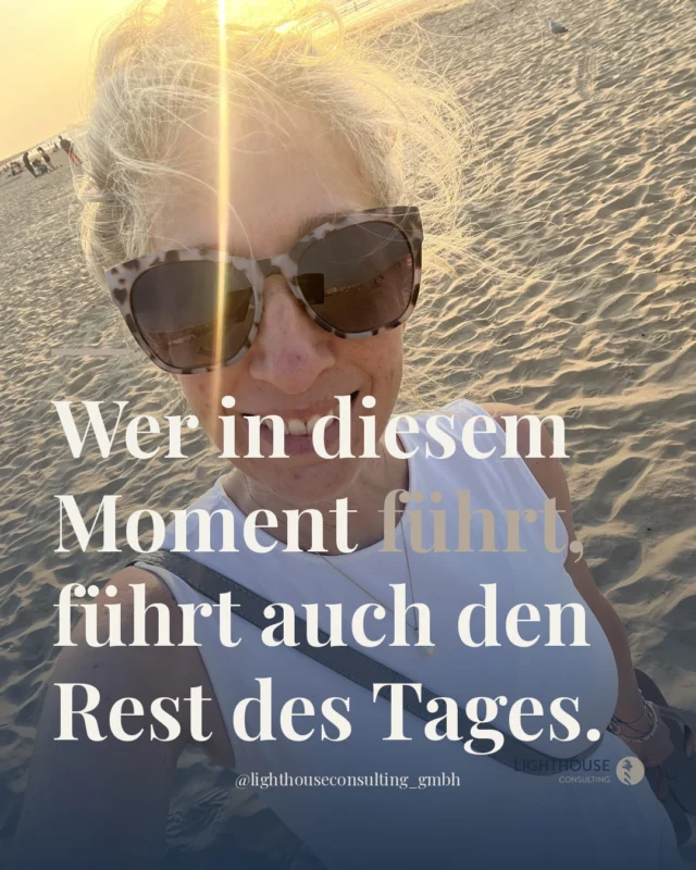 Das Handy klingelt. Du siehst die Nummer.

Du weißt schon, was kommt.

Eine Krankmeldung. Der Tag hat noch nicht angefangen, und du bist schon einen Schritt hinterher.

Das Terminbuch hat eine Lücke, das Team schaut dich an, und irgendwo im Kopf läuft bereits die Frage: Wie retten wir das jetzt?

Viele kennen diesen Morgen. Immer wieder.

Ohne eine klare Routine für diesen Moment reagierst du. Du improvisierst, rufst im Team herum, triffst Entscheidungen unter Druck.

Und der Rest des Tages läuft unter diesem Schatten.

Mit einer klaren Routine führst du. Auch an diesem Morgen.

Die vier Schritte, die dabei helfen:

1. Kurz innehalten und priorisieren. Nicht sofort reagieren, sondern eine Minute den Tag neu denken.

Was ist heute wirklich unverschiebbar?

2. Das Team klar und ruhig informieren. Keine Panik, sondern eine klare Ansage: Wer übernimmt was?

Wer weiß Bescheid?

3. Das Terminbuch aktiv steuern. Welche Termine können warten, welche nicht?

Das ist eine Führungsentscheidung, keine Notfallreaktion.

4. Den eigenen Kopf schützen. Der Tag ist nicht verloren, nur verändert.

Wer das verinnerlicht hat, führt den Rest des Tages aus einer anderen Haltung.

Speicher dir das. 💙

Wie gehst du aktuell mit solchen Morgen um, hast du schon eine Routine dafür?