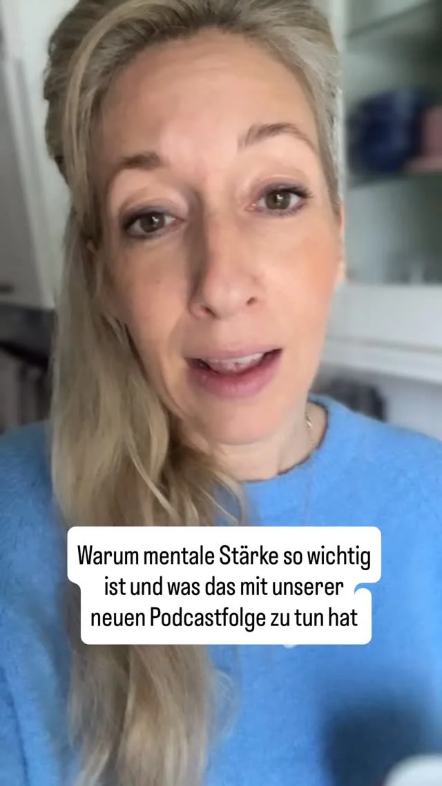 Was bringt einen 24-jährigen dazu, einen Ironman zu absolvieren? Und was können Praxisinhaber und Führungskräfte von dieser Reise lernen?
In dieser besonderen Podcast-Folge spreche ich mit meinem Patenkind Luca über seinen ersten Ironman, aber vor allem über die Geschichte dahinter.
Wir sprechen über Disziplin, Rückschläge, Selbstzweifel, Motivation und die Fähigkeit, auch dann weiterzumachen, wenn Aufgeben die einfachere Option wäre.
Je länger wir über seinen Weg gesprochen haben, desto mehr Parallelen haben wir zu dem gefunden, was Praxisinhaber:Innen und Führungskräfte jeden Tag erleben: große Ziele, schwierige Entscheidungen, Rückschläge und die Herausforderung, immer wieder aufzustehen.
Ein inspirierende Folge über mentale Stärke, persönliche Entwicklung und die Erkenntnis, dass Erfolg selten über Nacht entsteht, sondern durch viele kleine Entscheidungen, die niemand sieht.