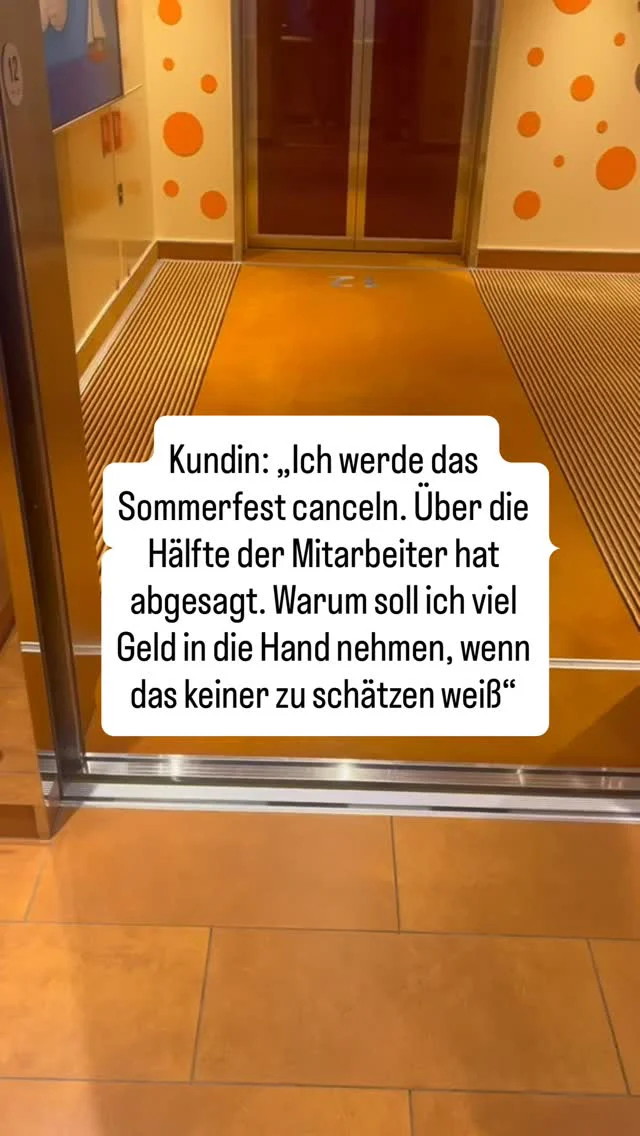 Diese Reaktion kenne ich und höre sie oft.
 
Und ich verstehe sie.
 
Aber sie ist falsch. Und ich sag dir warum:
 
Das Sommerfest abzusagen sendet deinem Team drei Botschaften gleichzeitig:
 
❌ Ihr habt mich enttäuscht
❌ Ich ziehe Konsequenzen durch Rückzug
❌ Ihr seid es mir nicht wert wenn ihr nicht mitmacht
 
Und ein Team das sich ohnehin schon nicht gesehen fühlt zieht daraus einen einzigen Schluss:
 
Die Chefin meint es auch nicht ernst mit uns.
 
Was stattdessen hilft:
 
✅ Das Fest in kleinerem Rahmen trotzdem machen, für die die kommen
✅ Das Gespräch suchen, nicht als Vorwurf sondern als echtes Interesse
✅ Fragen was das Team sich wirklich wünscht, statt es zu organisieren ohne zu fragen
 
Dein Sommerfest ist der Spiegel!
 
Und in den muss man manchmal mutig reinschauen. 💙

Wie gehst du damit um? Schreib es uns in die Kommentare und teile das Reel mit jemandem, der das hören muss.