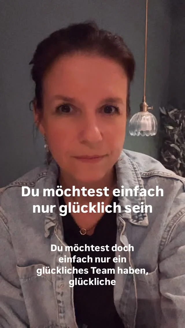 Du willst glückliche Mitarbeitende.
Du willst zufriedene Patienten.
Du willst ein harmonisches Team.

Und trotzdem ertappst du euch immer wieder dabei, nach Fehlern zu suchen

👉 Wer hat etwas falsch gemacht?
👉 Warum ist das passiert?
👉 Wie konnte das passieren?

Aber was wäre, wenn ihr stattdessen anfangen würdet zu fragen:

Was können wir daraus lernen?
Wie soll es stattdessen sein? 

Fehler zu suchen schafft Druck.
Lösungen zu suchen schafft Entwicklung.

#lösung #zahnarzt #kieferothopädie