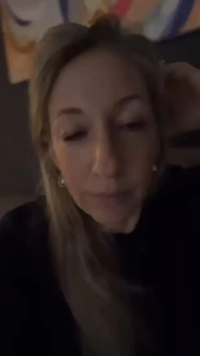 Erschöpfte Mitarbeiter #Menschen, die müde sind, innerlich gekündigt haben oder nur noch funktionieren.

Erschöpfte Führungskräfte sind ausgelaugt, fühlen sich überfordert und können kaum Energie weitergeben.

💯Konsequenz: Motivation, Engagement oder gute Stimmung alleine reichen nicht. Ohne Energie bleibt alles anstrengend und ineffektiv.

💯Die Kernfrage
Wie bringen wir wieder Leben in die Organisationen?
Wie können Mitarbeiter wieder gerne zur Arbeit kommen?
Wie kann Führung wieder leicht, wirksam und inspirierend sein?

💯Der entscheidende Faktor: Energie
Energieverlust identifizieren:
Dauerstress, Überlastung, fehlende Verantwortungsteilung, ineffiziente Prozesse, toxische Kommunikation.

💯Energiequellen fördern:
Sinnvolle Arbeit, Autonomie, Unterstützung durch Führung, Wertschätzung, Pausen, gesunde Arbeitskultur.

Veränderung beginnt hier❤️
Stelle dir zwei Fragen:
Was raubt mir Energie?
Was gibt mir Energie?

#führungskräftecoaching