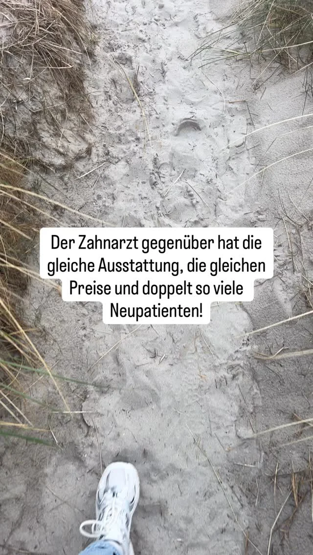 Du kennst diese Praxis. Gleiche Stadt, ähnliche Lage und vergleichbare Leistungen.
Und trotzdem hat er eine Warteliste und du noch freie Slots nächste Woche.

Was macht er anders?

Meistens nicht das was du denkst. Es ist selten die bessere Technik oder ein günstigerer Preis. Es ist die Art, wie er seine Praxis nach außen positioniert. Wie Patienten über die Praxis sprechen und wie sein Team auftritt. Wie er Vertrauen aufbaut, noch bevor jemand überhaupt den Behandlungsstuhl sieht. 

Sichtbarkeit ist kein Zufall und Patientenbindung auch nicht. 

Beides kannst du lernen und beides ist der Unterschied zwischen einer Praxis die läuft und einer die funktioniert.

Folge uns gerne für mehr Content aus dem Praxisalltag.