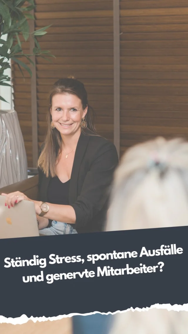 Ein Schichtplan ist für jede Praxis ein zentrales Organisationsinstrument und oft der Unterschied zwischen Chaos und reibungslosem Ablauf.

Er sorgt zunächst für Klarheit und Struktur: Jeder Mitarbeiter weiß genau, wann er in der Assistenz eingeplant ist und wann Zeit für zusätzliche Aufgaben wie Bestellungen, Dokumentation oder Organisation bleibt. Das verhindert Missverständnisse und reduziert unnötige Rückfragen im Alltag.

Genauso wichtig ist die Gerechtigkeit im Team. Wenn die Dienste etwa zwischen Assistenz und Springerrollen fair verteilt sind, fühlen sich alle Mitarbeiter gleichwertig behandelt. Das stärkt die Motivation und beugt Unzufriedenheit oder Konflikten vor.

Ein gut durchdachter Schichtplan schafft außerdem Transparenz und Übersicht. Du erkennst auf einen Blick, wer wann verfügbar ist und wo eventuell Engpässe entstehen könnten. Gerade im hektischen Praxisalltag ist das enorm hilfreich.

Nicht zuletzt bringt ein guter Plan Flexibilität in Ausnahmesituationen: Bei Krankheitsfällen oder kurzfristigen Änderungen kannst du schneller reagieren und umplanen, weil die Struktur bereits steht und Alternativen leichter ersichtlich sind.
 
Ein guter Schichtplan bedeutet weniger Stress, mehr Fairness und einen effizienteren Praxisalltag für dich und dein gesamtes Team.

Hast du einen guten Schichtplan.
#kfo #zahnarztpraxis #führungskräftetraining 

Liebe Grüße Michaela 💯