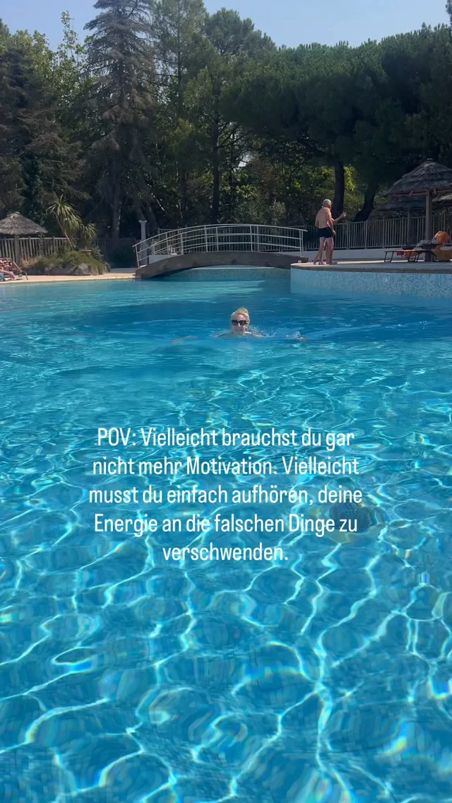 Wir suchen so oft nach neuer Motivation.

Der nächste Podcast.
Das nächste Buch.
Der nächste Workshop.
Der nächste kleine Tritt in den Hintern. 😄

Dabei ist manchmal gar nicht zu wenig Motivation das Problem.

Sondern zu viele Dinge, die uns permanent Energie ziehen.

Menschen. Verpflichtungen. Erwartungen. Aufgaben, die längst keinen Sinn mehr ergeben.

Bevor du dich also fragst:

„Wie werde ich wieder motivierter?“

Frag dich vielleicht zuerst:

„Was raubt mir gerade eigentlich meine Energie?“

Die Antwort darauf kann ziemlich viel verändern.
