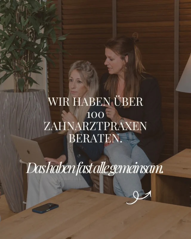 Wir haben in den letzten Jahren über 100 Zahnarztpraxen beraten.

Und weißt du, was uns immer noch überrascht?
Die meisten Praxen haben ein Problem mit ihrer Kommunikation!

Gute Zahnärzte verschenken jeden Tag Geld, weil in der Praxis schlecht kommuniziert wird. Sowohl mit den Patienten, als auch innerhalb des Teams.

Erkennst du dich in einem der Punkte wieder?
Kommentiere mit „Check“ und wir melden uns persönlich bei dir!