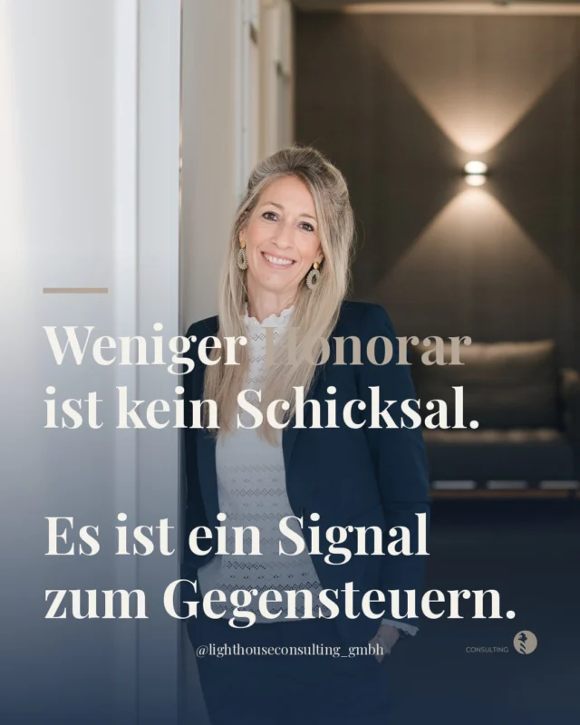 Weniger Honorar ist kein Schicksal. Es ist ein Signal.

Das GKV-Beitragssatzstabilisierungsgesetz 2026 bringt Kürzungen, die viele Praxen bereits jetzt spüren: Der Stuhl läuft, das Team ist da, die Kosten laufen weiter, und trotzdem wird die Marge schmaler. Wer das einfach hinnimmt, wird es 2027 noch deutlicher spüren.

Aber hier ist, was wirklich zählt: Die Reform verändert den Rahmen. Sie verändert nicht, was du daraus machst. Praxen, die jetzt genau hinschauen, wo Geld liegen bleibt, wo Leistungen nicht abgerechnet werden, wo Gespräche über Zuzahlungen noch gar nicht stattfinden, die haben einen echten Vorteil. Nicht weil sie mehr arbeiten. Sondern weil sie klarer steuern.

Die Frage ist nicht, ob die Reform kommt. Die Frage ist, welche Stellschrauben du heute noch nicht drehst.

Wo siehst du in deiner Praxis gerade das größte wirtschaftliche Leck?