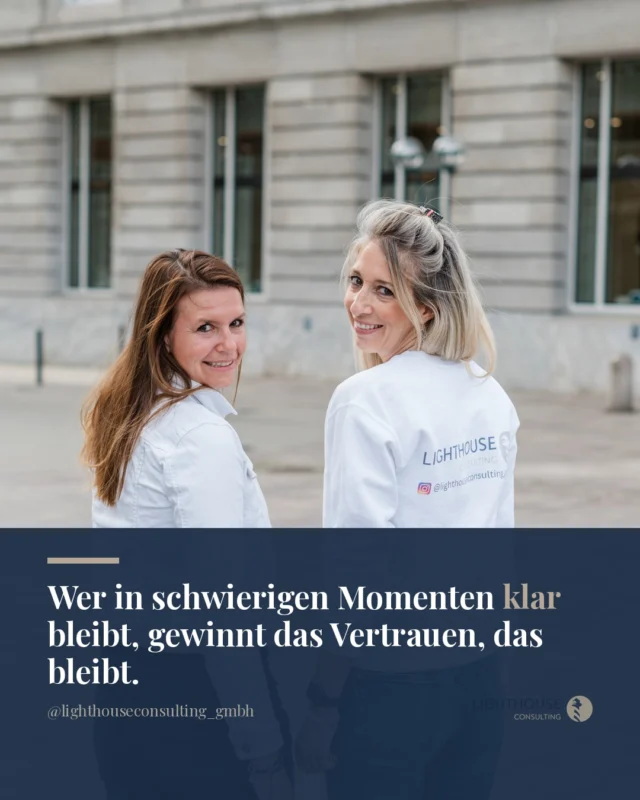 Das Gespräch über Eigenanteile war nie einfach. Jetzt wird es noch ehrlicher.

Mit den aktuellen Entwicklungen rund um das GKV-Finanzierungsgesetz spüren viele Praxen, dass Patienten noch kritischer nachfragen. Noch zögerlicher nicken.

Noch häufiger sagen: „Ich überleg's mir nochmal.“

Und das ist keine Frage der Leistung. Auch keine Frage des Vertrauens.

Es ist eine Frage des Rahmens, in dem wir gerade alle arbeiten.

Was sich verändert: Der äußere Druck auf Patienten wächst. Das bedeutet, dass wir als Praxis noch klarer werden müssen, warum eine Leistung sinnvoll ist, was sie konkret bringt und wie wir dieses Gespräch führen.

Nicht als Verkaufsgespräch. Als ehrliche Beratung.

Die Praxen, die jetzt ruhig und klar kommunizieren, werden langfristig das Vertrauen ihrer Patienten halten. Nicht weil sie besser argumentieren, sondern weil sie präsent bleiben, wenn andere verstummen.

Wie geht ihr gerade mit diesem veränderten Gesprächsklima um?