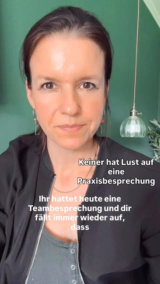 Keiner hat Lust auf Teambesprechungen.
Und weißt du was? Das ist kein Zufall.

👉 Es werden immer die gleichen Themen besprochen
👉 Am Ende setzt es sowieso keiner um
👉 Und irgendwie wirkt alles unstrukturiert

Das Problem ist nicht das Meeting.
Das Problem ist, wie es geführt wird.

Wenn Teambesprechungen zu selten stattfinden
und ohne klare Struktur ablaufen,
entsteht genau das: Frust statt Fortschritt.

💡 Was wirklich hilft:
– Regelmäßige Termine
– Klare Agenda
– Feste Rollen im Meeting
– Protokoll mit konkreten To-dos
– Und: klare Verantwortlichkeiten

Denn nur dann wird aus Reden auch Umsetzung.

Struktur ist kein „Extra“.
Sie entscheidet darüber, ob dein Team vorankommt oder stehen bleibt.

Wie laufen eure Teambesprechungen ab?