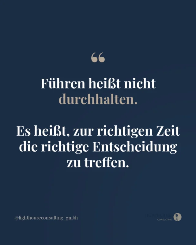 Viele rotieren den ganzen Tag, treffen kaum eine echte Entscheidung und nennen das Führung. Dabei ist Ausdauer allein kein Zeichen von Stärke.

Führen heißt nicht, der Letzte zu sein, der das Licht ausmacht. Es heißt, zu wissen, was heute wirklich zählt.

Für das Team, für die Praxis, für dich.

Wer ständig durchhält, statt zu steuern, verliert irgendwann die Übersicht. Und das Team merkt das zuerst.

Veränderung beginnt bei dir. Immer.

Ausnahmslos.

Was bedeutet Führung für dich gerade, in diesem Moment?