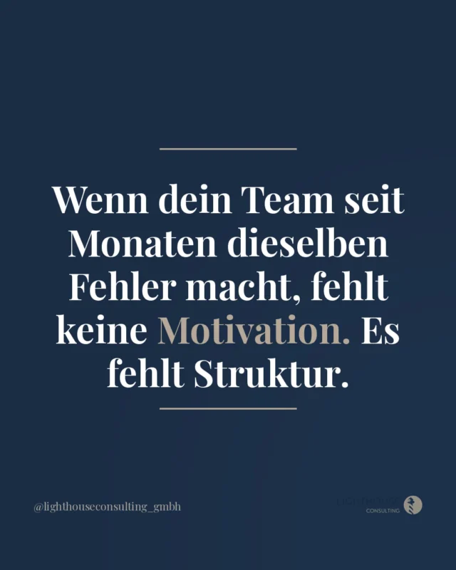 Wir sehen das immer wieder: Ein Team, das eigentlich will. Und trotzdem passieren dieselben Dinge immer wieder.

Dieselben Missverständnisse, dieselben Lücken, dieselbe Unklarheit.

Das hat nichts damit zu tun, ob deine Mitarbeiterinnen gut oder schlecht sind. Es hat damit zu tun, dass Struktur fehlt.

Klare Abläufe, klare Zuständigkeiten, klare Erwartungen.

Wo keine Struktur ist, füllt jeder die Lücken mit dem, was er für richtig hält. Und das ist selten dasselbe.

Speicher dir das. 💙

Wo in deiner Praxis merkst du gerade, dass Struktur fehlt?

#zahnarztpraxis #praxisführung #teamentwicklung