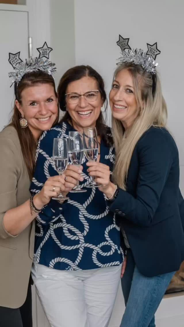 ✨ 2025 – ein Jahr mit Höhen & Tiefen, Herausforderungen und neuen Erkenntnissen.

Umso stolzer sind wir auf unser großartiges Team 💙
Ihr seid immer da: mit offenem Ohr, vollem Einsatz und echtem Zusammenhalt – genau dann, wenn es darauf ankommt.

Danke für 2025!
Wir freuen uns riesig auf alles, was 2026 für uns bereithält 🚀

#Teamwork #Dankbarkeit #Zusammenhalt #Praxisteam #DankeTeam 2025