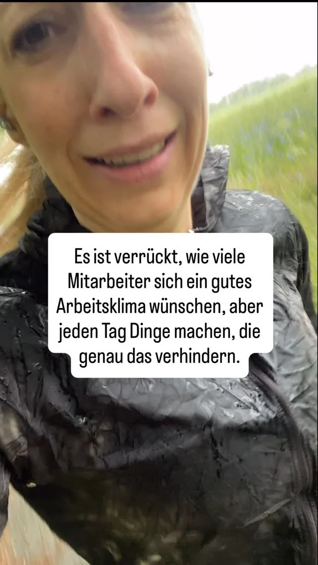 Es ist verrückt wie viele Mitarbeiter sich ein gutes Arbeitsklima wünschen und gleichzeitig jeden Tag dazu beitragen dass es keins gibt.
 
Die Kollegin die hinterm Rücken redet statt direkt anzusprechen.
Der Mitarbeiter der schlechte Laune mitbringt und sie im Behandlungszimmer verteilt.
Die Mitarbeiterin die über die Chefin lästert, aber nie das Gespräch sucht.
 
Und alle warten darauf dass die anderen anfangen.
 
Hier ist die unbequeme Wahrheit:
 
Arbeitsklima ist keine Bringschuld der Führungskraft alleine.
 
Es ist das Ergebnis von dem was jeder einzelne jeden Tag in den Raum bringt.
 
Jede Aussage. Jede Reaktion. Jede Entscheidung.
 
Du willst ein besseres Arbeitsklima?
 
Fang heute an. Bei dir. Mit dem was du sagst. Mit dem was du nicht sagst. Mit der Energie die du mitbringst wenn du morgens durch die Tür gehst.
 
Niemand sonst kann das für dich tun.