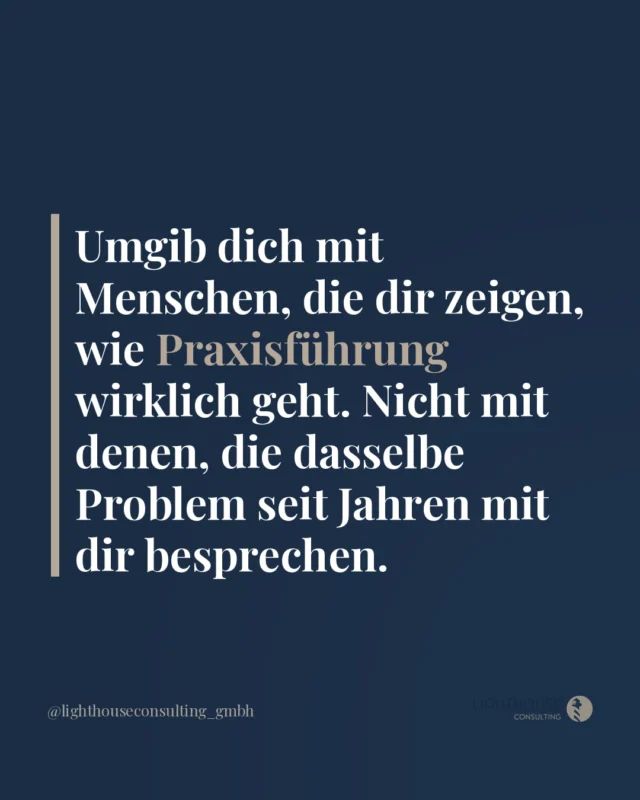 Manche Gespräche fühlen sich gut an, weil sie vertraut sind. Weil man sich kennt, weil niemand urteilt, weil man einfach mal Luft ablassen kann. Und trotzdem: Wenn nach Jahren noch dieselben Themen auf dem Tisch liegen, ist das kein Zeichen von Treue. Es ist ein Zeichen, dass sich nichts bewegt.

Das hat nichts mit den Menschen zu tun, die dir wichtig sind. Es hat damit zu tun, wen du in deine Arbeitswelt lässt. Wer dich als Führungsperson wirklich weiterbringt, hat selbst schon Wege gefunden. Der sitzt nicht im selben Dilemma. Der zeigt dir, wie Praxisführung aussehen kann, wenn sie funktioniert.

Veränderung beginnt bei dir. Ausnahmslos. Aber sie geht schneller, wenn du dich von Menschen umgibst, die schon dort sind, wo du hinwillst.

Wen in deinem Umfeld bringt dich wirklich weiter, und wer hält dich, ohne es zu wollen, an Ort und Stelle?