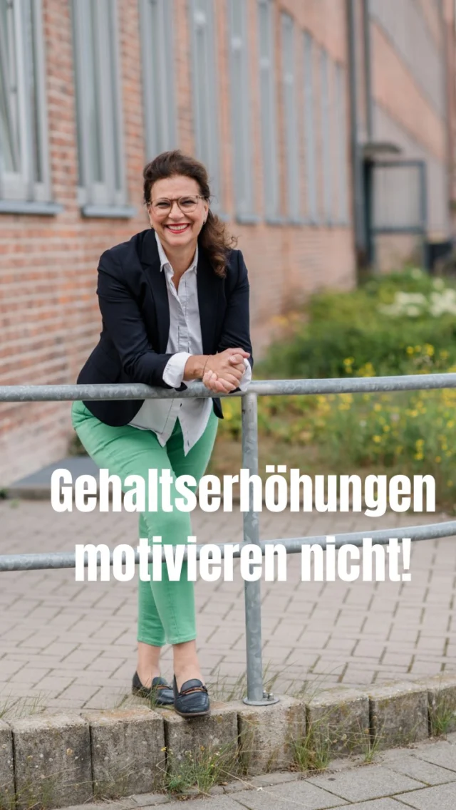 Gehaltserhöhungen motivieren nicht auf Dauer!

Der kostenlose Kaffee  auch nicht.
Und Motivationstalks nur kurz .💯

Leistungsbereitschaft entsteht nicht im Außen.
Sondern in der Haltung des Mitarbeiters.

Intrinsisch motivierte Menschen übernehmen Verantwortung.
Extrinsisch motivierte warten auf den nächsten Impuls.
Den Leistungswillen kannst du nicht installieren.

Du kannst führen.
Du kannst fördern.

Aber die Extrameile geht jeder selbst.💯

Die entscheidende Frage ist nicht:

Können deine Mitarbeiter leisten?
Sondern: Wollen sie?
Was denkst du darüber ? 
Schreib gerne ein Kommentar 👇

#motivation #teamwork #zahnärztinnennetzwerk