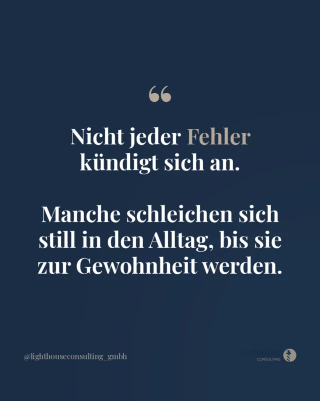 Sie entstehen viel früher. In dem Moment, in dem eine Leistung erbracht wird, aber niemand sie festhält. Oder in dem Moment, in dem das Team davon ausgeht, dass das schon jemand anderes macht.

Das ist kein Wissensproblem. Das ist ein Strukturproblem. Und Strukturprobleme löst man nicht mit mehr Aufmerksamkeit, sondern mit klaren Abläufen, die nicht davon abhängen, dass alle immer alles im Kopf haben.

Wenn Abrechnung zuverlässig funktionieren soll, muss sie im Behandlungsablauf verankert sein, nicht als Nacharbeit am Ende des Tages. Dann ist sie kein Extra, sondern einfach Teil davon, wie bei euch gearbeitet wird.

Wo in eurem Ablauf passiert es gerade, dass Leistungen zwischen Stuhl und Abrechnung verloren gehen?