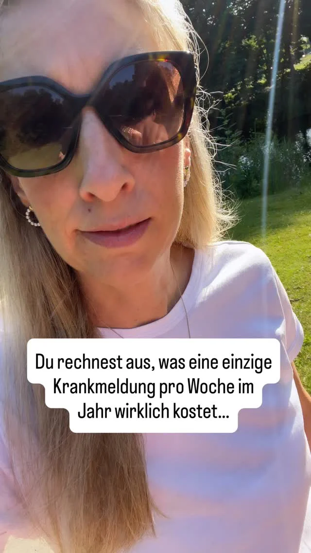 Irgendwann machst du diese Rechnung.

Und dann sitzt du da. Eine Krankmeldung pro Woche klingt nach Alltag. Nach Normalzustand. Nach: Ja, das ist halt so.

Aber wenn du die Zahl siehst, was das im Jahr wirklich bedeutet, verändert sich etwas.

Plötzlich ist es keine Kleinigkeit mehr.

Plötzlich ist es eine Entscheidung.

Die Entscheidung hinzuschauen. Das Gespräch zu suchen. Die Struktur zu verändern. Die richtigen Fragen zu stellen.

Aber mit der Klarheit einer Unternehmerin die weiß was es wirklich kostet wenn sie nichts tut.

Du darfst hinschauen. Du musst es sogar.