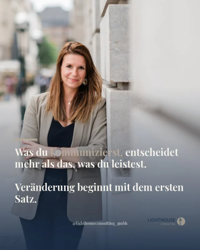 Viele Praxen haben großartige Leistungen. Und trotzdem hören sie immer wieder: „Das zahle ich nicht.“ Nicht weil die Leistung schlecht ist, sondern weil sie nie wirklich erklärt wurde.

Wer Zuzahlungen erst am Ende des Gesprächs nennt, macht es sich selbst schwer. Die Patient:innen hören dann nur noch den Preis, nicht mehr den Wert dahinter.

Und wer sich dabei selbst unsicher fühlt, überträgt genau das.

Das Team spielt dabei eine größere Rolle, als viele denken. Wenn die ZFA am Empfang zögert, wenn die Erklärung sich anfühlt wie eine Bitte um Verzeihung, dann ist das Nein fast vorprogrammiert.

Sicherheit in der Kommunikation ist kein Talent. Sie entsteht durch Klarheit darüber, was ihr anbietet und warum es sich lohnt.

Wie läuft das bei euch gerade ab, wenn Zuzahlungen im Gespräch kommen?