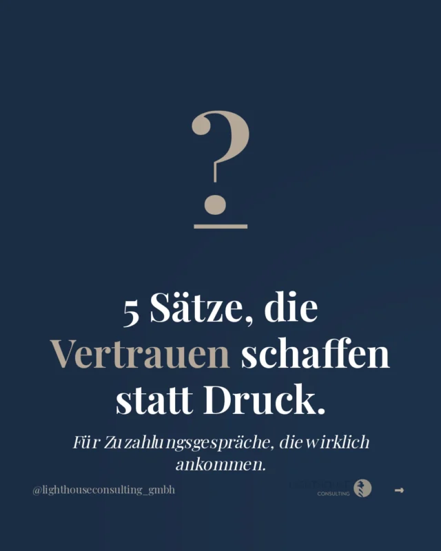 Patienten lehnen Zuzahlungen ab, weil sie sich nicht gehört fühlen, nicht weil sie kein Geld haben.

Das ist ein Unterschied, der alles verändert. Wer im Gespräch sofort mit Zahlen beginnt, verliert die Person gegenüber, bevor sie überhaupt zugehört hat. Was wirklich hilft, ist eine Sprache, die Vertrauen aufbaut, bevor sie Entscheidungen einfordert.

Im Karussell findest du 5 Sätze, die du sofort übernehmen kannst. Keine Verkaufsrhetorik, keine Überzeugungstricks. Nur klare Worte, die Nähe schaffen und dem Patienten das Gefühl geben, dass du auf seiner Seite bist.

Welcher dieser Sätze fühlt sich für dich am natürlichsten an?