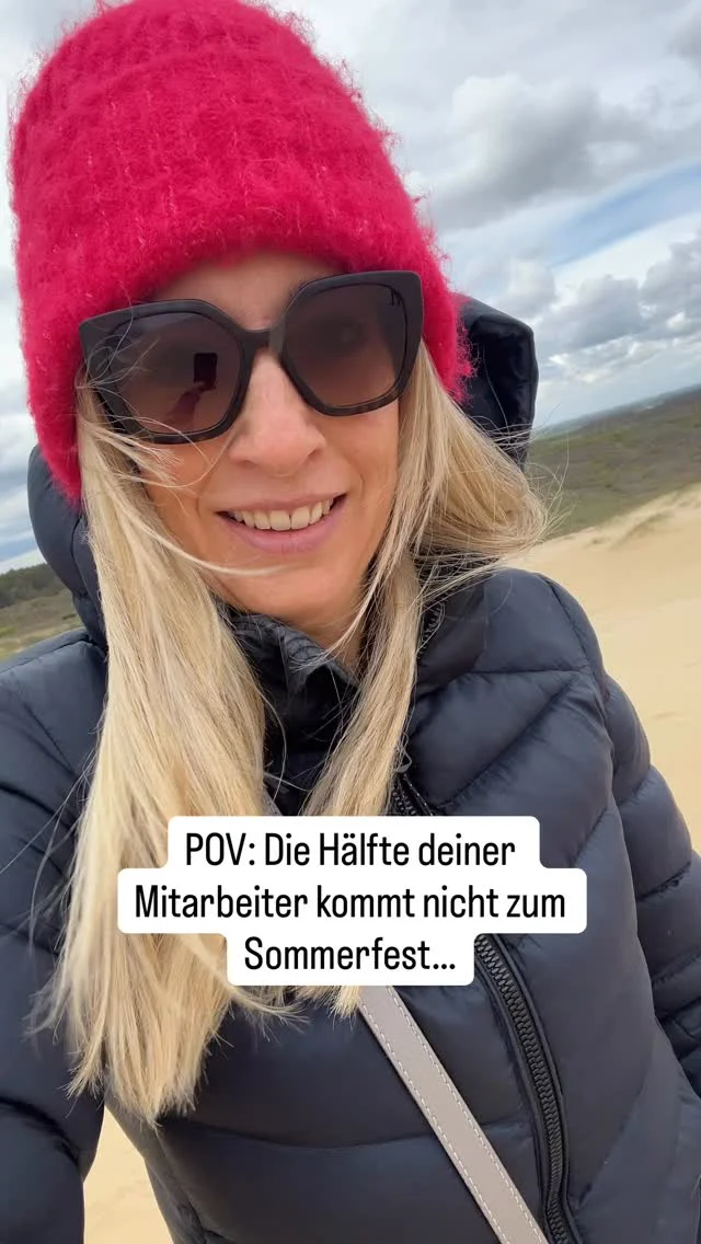 Es gibt Momente im Praxisalltag die niemand nach außen zeigt.
Dieser hier ist einer davon.
Du hast organisiert. Eingeladen. Erinnert. 

Und dann sitzt du da als Inhaberin oder als Inhaber und fragst dich ob du irgendetwas falsch machst.

Die ehrliche Antwort?

Manchmal ja. Manchmal nein. Meistens beides ein bisschen.

Denn Führung ist kein Selbstläufer. Und ein Team das nicht erscheint sendet dir gerade das wichtigste Signal das du bekommen kannst.

Kein Sommerfest der Welt rettet eine Kultur in der Wertschätzung nur einmal im Jahr stattfindet.

Aber eine Führungskraft die hinhört und das Signal erkennt, die das Gespräch sucht, die verändert wirklich etwas?

Wie ist es in deiner Praxis? Lass uns gerne einen Kommentar da 👉