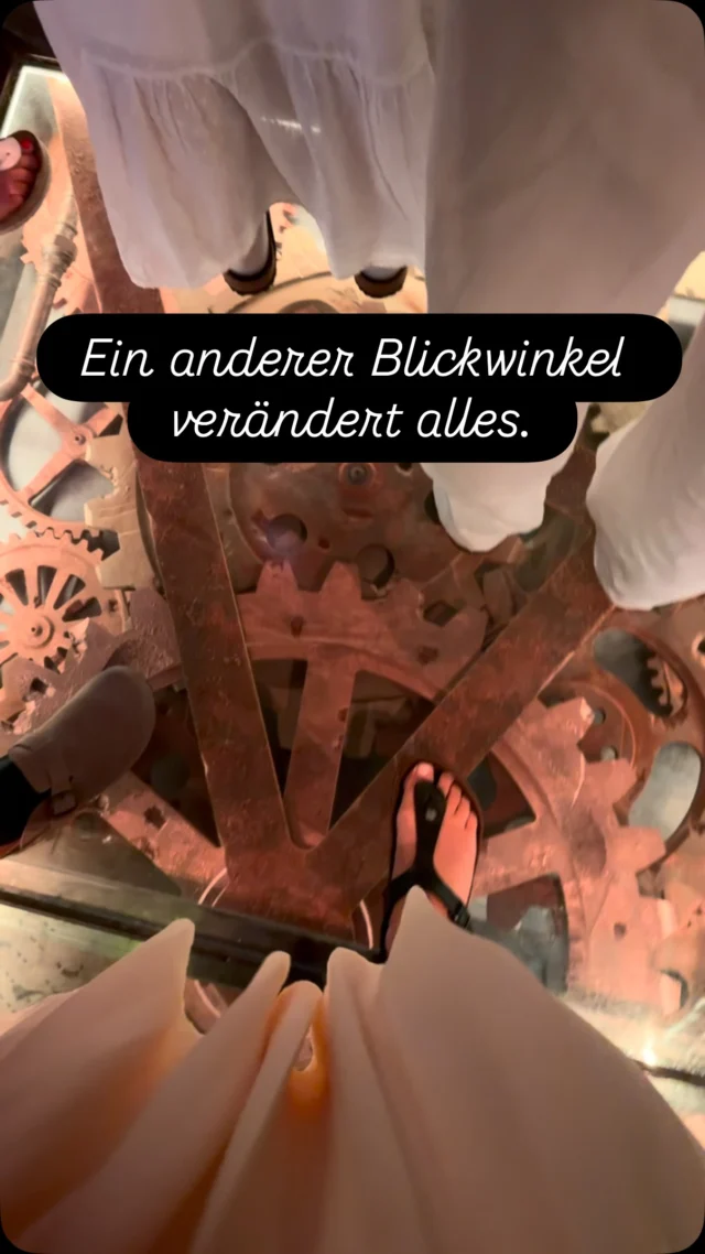 Nicht aus der Sicht des Praxisinhabers, sondern von jemandem, der von außen kommt.

Warum? Weil man mit der Zeit so routiniert wird, dass man die kleinen Dinge gar nicht mehr sieht. Man macht Handgriffe, ohne sie zu hinterfragen. Man geht Arbeitsschritte, weil man sie immer schon so gegangen ist.

Und genau da liegt oft das Problem: Routine fühlt sich sicher an ist aber nicht immer der einfachste oder beste Weg. Manchmal stecken in eingespielten Abläufen komplizierte Umwege, die man selbst gar nicht mehr wahrnimmt.

✨ Deshalb kommen wir unglaublich gerne mit in eure Praxis.

Um genau diese kleinen Stolpersteine aufzuzeigen. Sie gemeinsam zu besprechen. Und wo es Sinn macht zu verändern.

👉 Ihr seid neugierig, was wir sehen würden? Meldet euch.