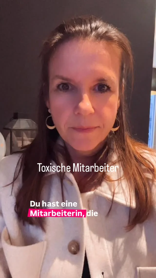 Als Führungskraft darf Angst nicht dein Kompass sein.

Wenn eine Mitarbeiterin dauerhaft Unruhe stiftet, schlecht über andere spricht, ihre Aufgaben nicht erfüllt und unpünktlich ist, dann leidet nicht nur das Team, sondern deine gesamte Praxis.

Aus Angst vor Personalmangel, schlechtem Ruf oder Gerede nichts zu tun, ist keine Lösung.
Es ist eine Entscheidung.
Und zwar die falsche.

Führung heißt, Verantwortung zu übernehmen.
Führung heißt, hinter den Mitarbeitenden zu stehen, die täglich ihr Bestes geben.
Führung heißt, klare Entscheidungen zu treffen, auch wenn sie unbequem sind.

Ein gesundes Team entsteht nicht durch Wegschauen, sondern durch Haltung.