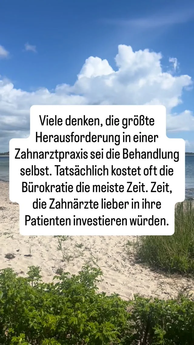 45 Minuten Behandlung. Stundenlange Bürokratie.

Die meisten Zahnärzte möchten ihre Zeit dort verbringen, wo sie den größten Unterschied macht bei ihren Patienten.

Doch der Praxisalltag besteht längst nicht nur aus Untersuchungen, Beratungen und Behandlungen. Ein erheblicher Teil der Zeit fließt in Dokumentation, Anträge, Nachweise und administrative Aufgaben.

Zeit, die eigentlich für Patienten gedacht ist.

Gute Zahnmedizin braucht Fachwissen, Vertrauen und persönliche Betreuung. Umso wichtiger ist es, Prozesse zu schaffen, die den Fokus wieder auf das Wesentliche legen: die bestmögliche Versorgung der Menschen.

💯Was sollte Ihrer Meinung nach im Gesundheitswesen vereinfacht werden?

#Zahnarzt #Zahnmedizin #Praxisalltag