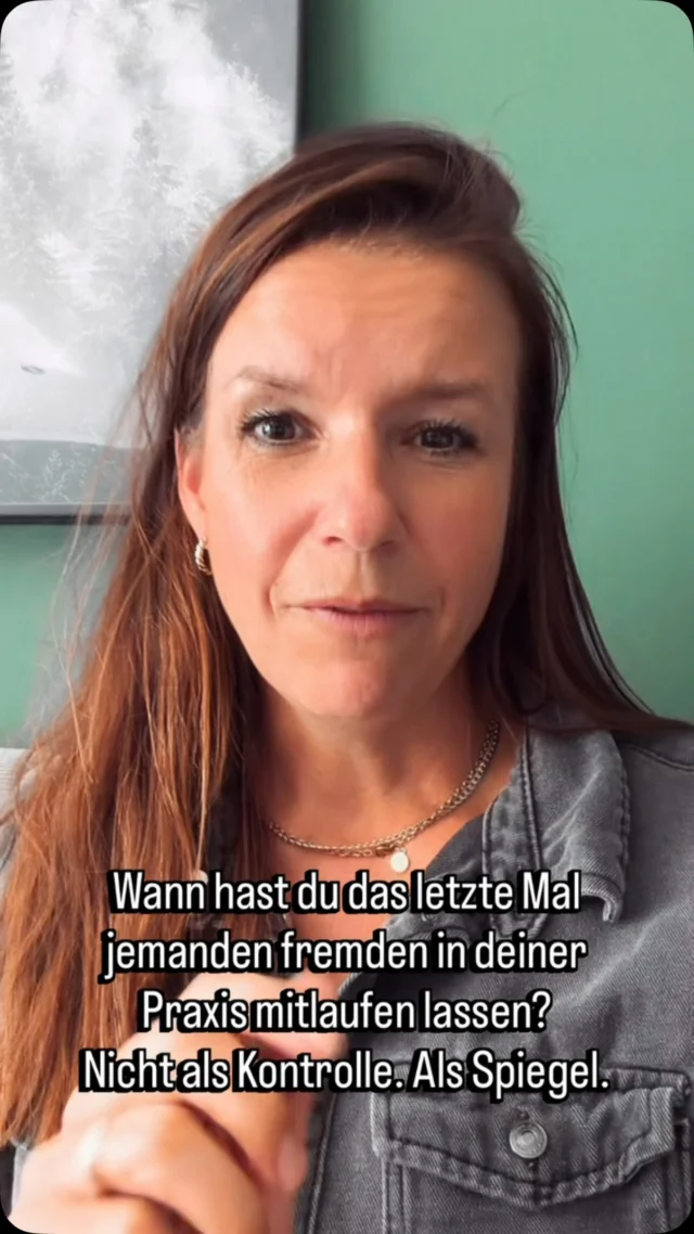 Wir alle kennen das: Man ist so tief in seinen eigenen Abläufen drin, dass man die Umwege gar nicht mehr sieht. Die doppelte Doku-Eingabe. Das unstrukturierte Terminbuch. Die Kommunikation im Team, die viel zu kompliziert läuft.

Man findet sich damit ab weil es “schon immer so war”.

Genau deswegen holen wir uns bewusst externe Blicke in unsere Praxis. Jemand, der von außen reinschaut und fragt: “Warum macht ihr das eigentlich so?”
Das Ergebnis? Man entdeckt:
✅ Prozesse, die richtig gut laufen und noch ausgebaut werden können
✅ Stolpersteine, die man sich selbst in den Weg gelegt hat
✅ Kleine Stellschrauben mit großer Wirkung auf den Arbeitsalltag
Betriebsblindheit ist kein Zeichen von schlechter Arbeit. Sie ist einfach menschlich.
Aber sie kostet Zeit, Nerven und manchmal auch Umsatz.
👉 Wann hast du deine Praxis das letzte Mal mit fremden Augen gesehen?
#Praxismanagement #Praxisoptimierung #Effizienz #TeamworkMakesTheDreamWork Arztpraxis Praxisberatung Betriebsblindheit