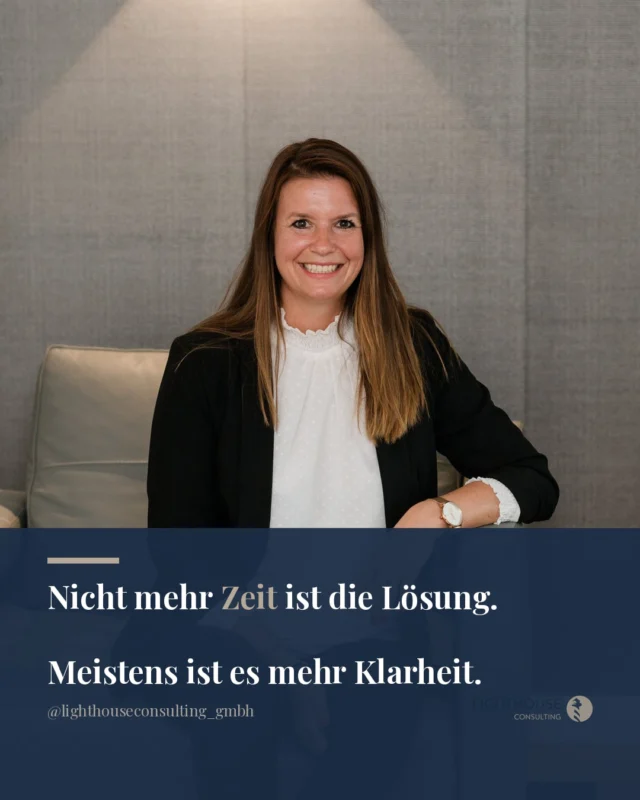 Wer keine Zeit hat, hat oft zu viele Dinge gleichzeitig angefangen.

Das klingt hart, ist aber keine Kritik. Es ist eine Beobachtung, die viele kennen: Der Tag fängt schon voll an, bevor er richtig begonnen hat. Jede Aufgabe fühlt sich dringend an. Und am Abend fragt man sich, warum trotzdem so wenig fertig wurde.

Zeit ist selten das eigentliche Problem. Meistens fehlt Klarheit darüber, was wirklich zuerst kommen soll. Nicht alles, was laut ist, ist wichtig. Und nicht alles, was wichtig ist, meldet sich laut.

Wer anfängt, weniger gleichzeitig zu wollen, gewinnt nicht weniger, sondern mehr. Mehr Fokus, mehr Wirkung, mehr Ruhe am Ende des Tages.

Was ist gerade das eine Ding, das du immer wieder vor dir herschiebst, obwohl du weißt, dass es am meisten verändern würde?