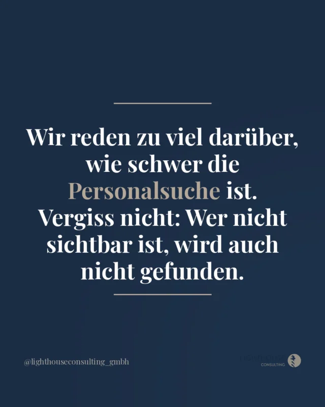 Über die Personalsuche wird viel geredet. Zu viel, manchmal. Die Stellen bleiben trotzdem unbesetzt, die Energie bleibt im Klagen stecken, und der nächste Morgen beginnt wieder mit einer Lücke im Dienstplan.

Dabei verschiebt sich der eigentliche Engpass oft an eine Stelle, die leicht übersehen wird: nicht das Angebot, nicht das Gehalt, nicht der Standort. Sondern die Frage, ob die Praxis überhaupt wahrgenommen wird. Wer sich nicht zeigt, existiert für potenzielle Bewerberinnen und Bewerber schlicht nicht.

Sichtbarkeit ist keine Selbstdarstellung. Sie ist eine Entscheidung. Die Entscheidung zu sagen: Wir sind hier, wir suchen, und bei uns lohnt es sich.

Was hält dich gerade davon ab, deine Praxis sichtbarer zu machen?