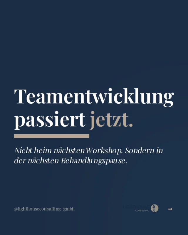 Teamentwicklung braucht keinen freien Tag. Sie passiert gerade jetzt.

Viele warten auf den richtigen Moment. Den Workshop, den Teamtag, die ruhige Woche.

Und während sie warten, passiert im Alltag genau das Gegenteil von dem, was sie sich wünschen.

Dabei steckt Teamentwicklung schon drin. In dem Feedback, das du nach der Behandlung gibst.

In der Aufgabe, die du gerade vergibst. In dem Fehler, der gerade auf dem Tisch liegt.

Im Karussell zeigen wir dir konkrete Wege, wie das aussieht. Ohne extra Termin. Ohne Auszeit.

Ohne Vorbereitung.

Wer nach Lösungen gefragt wird, fängt an, in Lösungen zu denken. Das ist Führung.

💙 Speicher dir das.

Welchen dieser Wege setzt du morgen früh als Erstes um?

#Teamentwicklung #Zahnarztpraxis #Praxisführung
